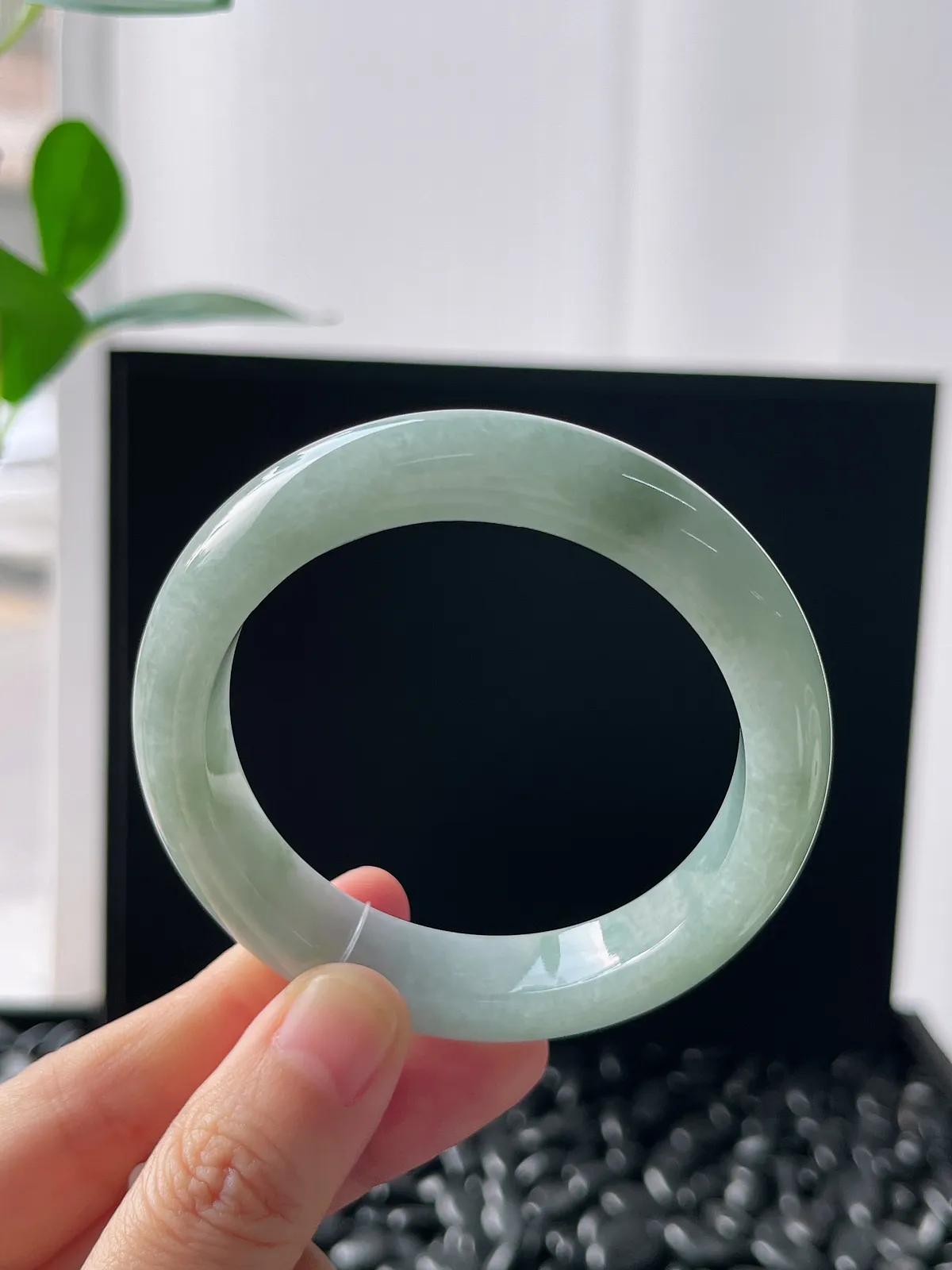 正圈52圈口，翡翠糯化种淡绿色手镯