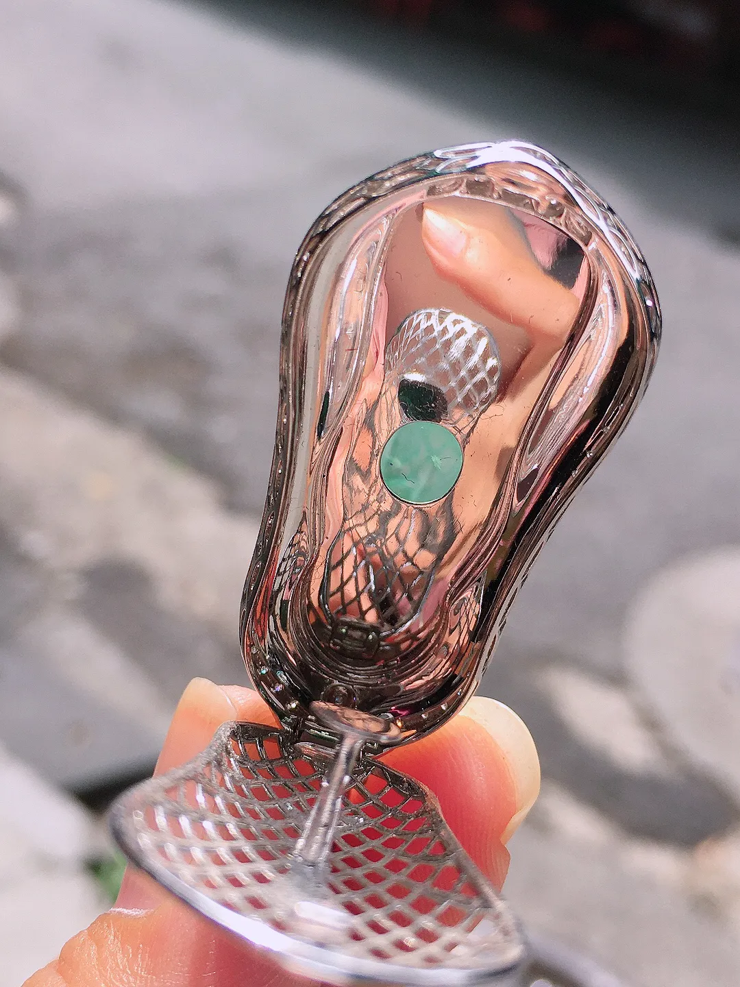 飘绿观音吊坠，色泽艳丽，玉质细腻，荧光感超
强，饱满圆润，尽显优雅气质，18k
金豪华镶嵌