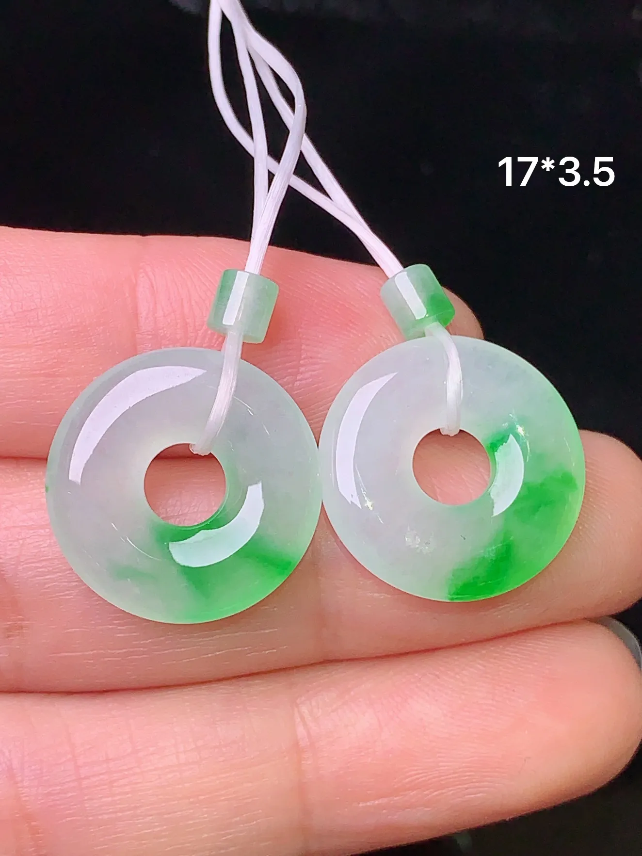 飘绿平安扣吊坠 玉质细腻 水润亮眼 色泽艳丽 整体尺寸17*3.5