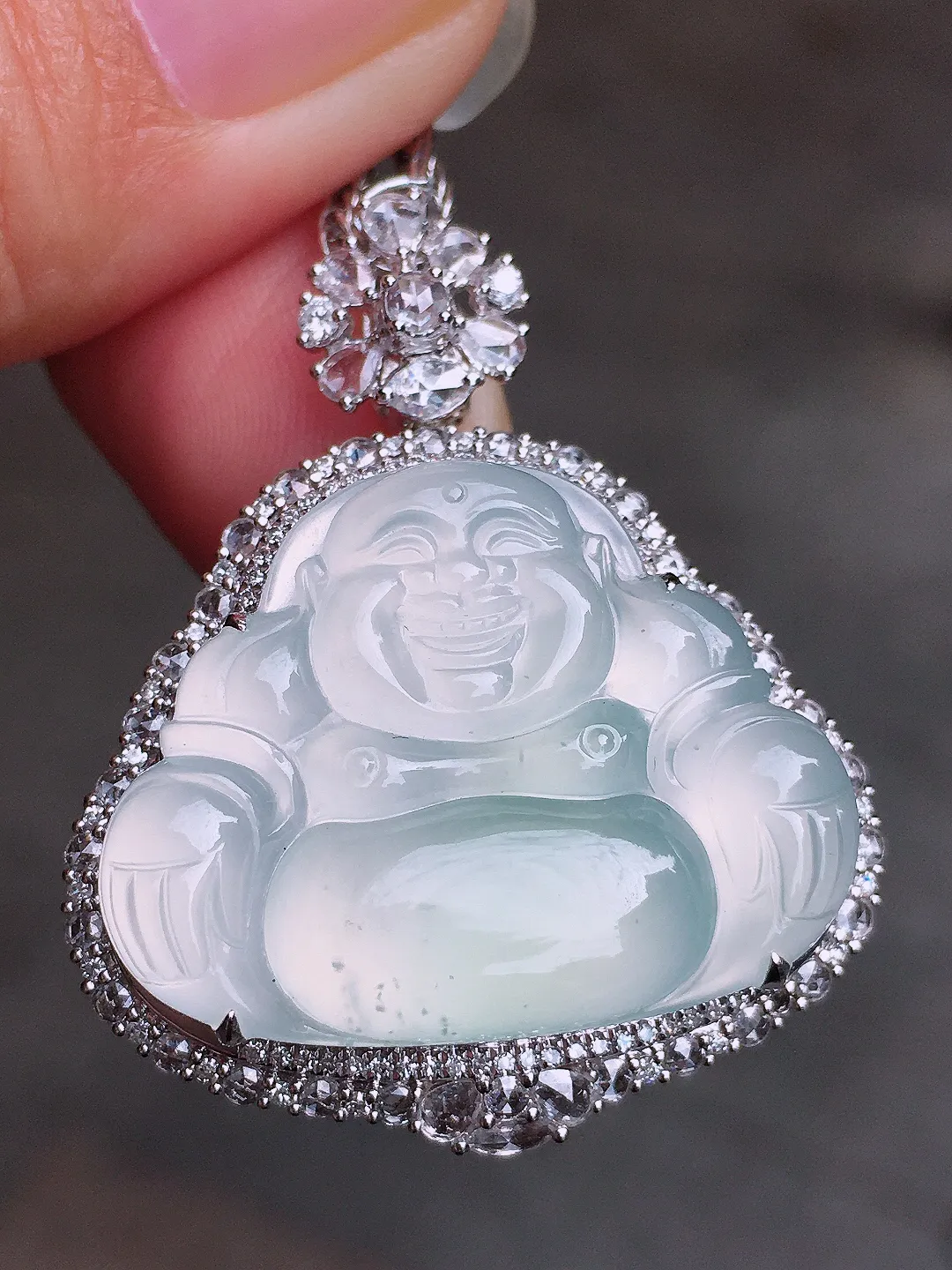 冰种佛公吊坠，玉质细腻，荧光感超
强，饱满圆润，尽显优雅气质，18k
金豪华镶嵌