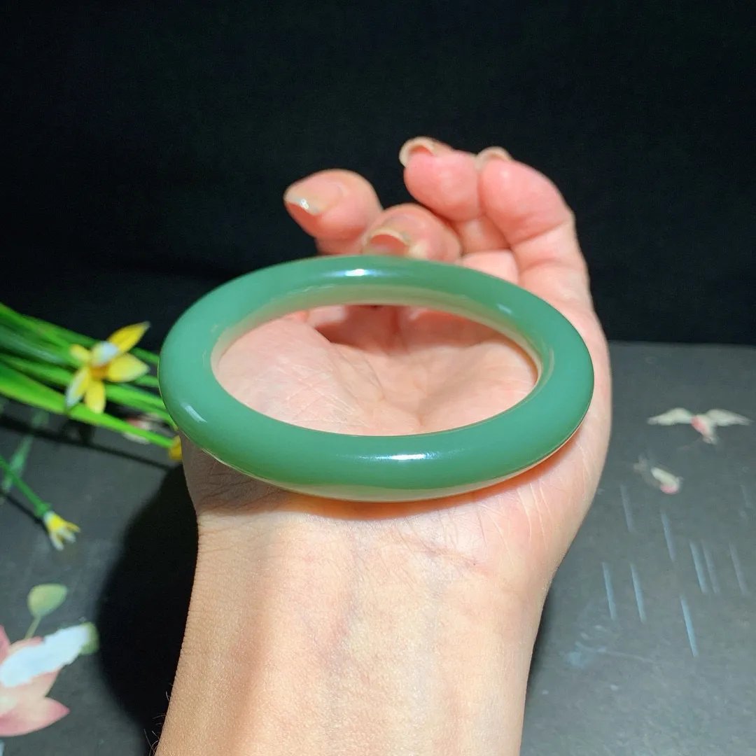 珍藏品，粉青色！和田玉53圈口冰底起荧光粉青圆条手镯，玉质细腻油润 底色纯净 无裂无杂 无结构 脂粉