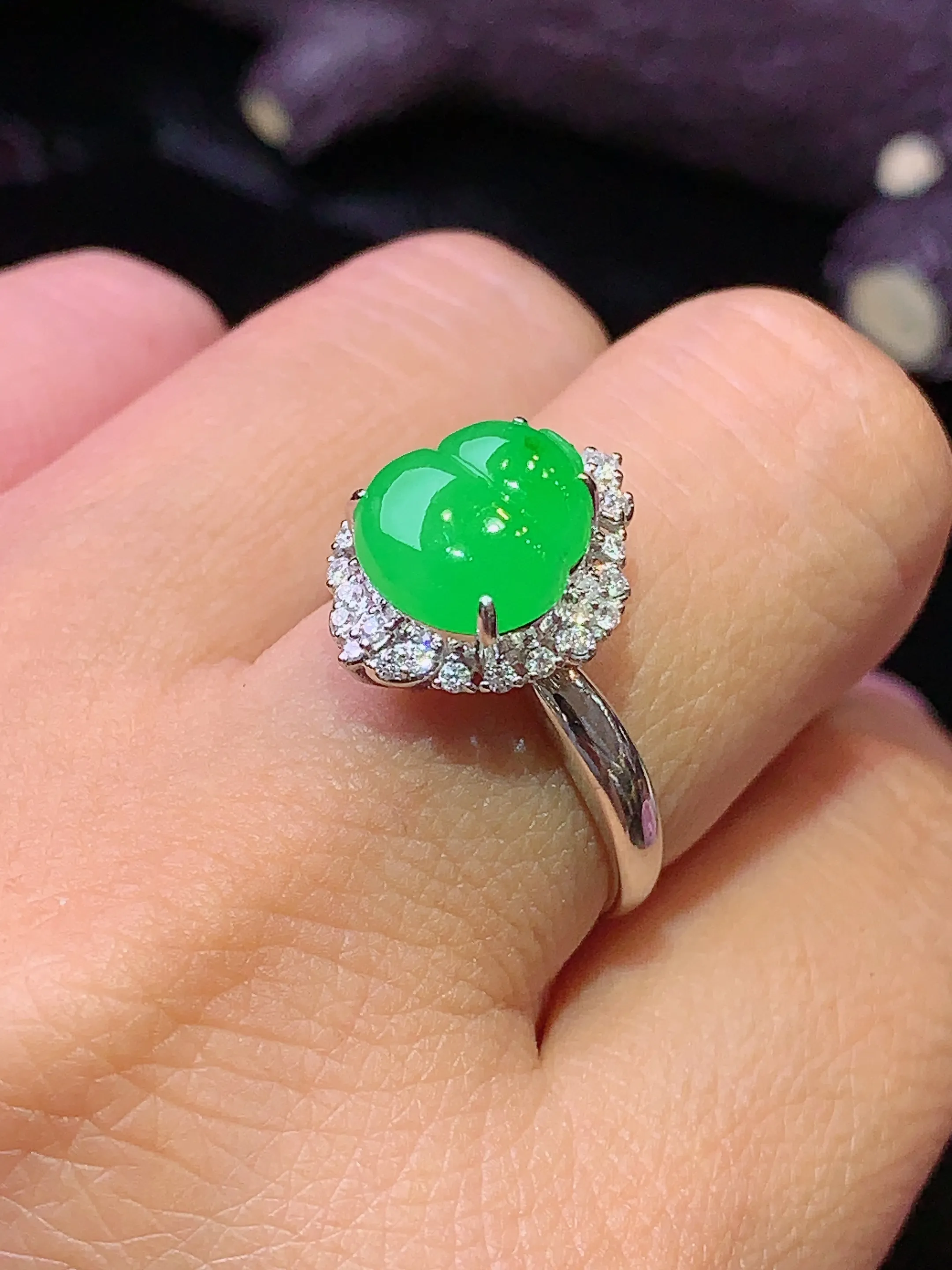 18k金钻镶嵌翠绿葫芦戒指 玉质细腻 色泽艳丽清新 圈口14.5 整体尺寸15*12.3*10