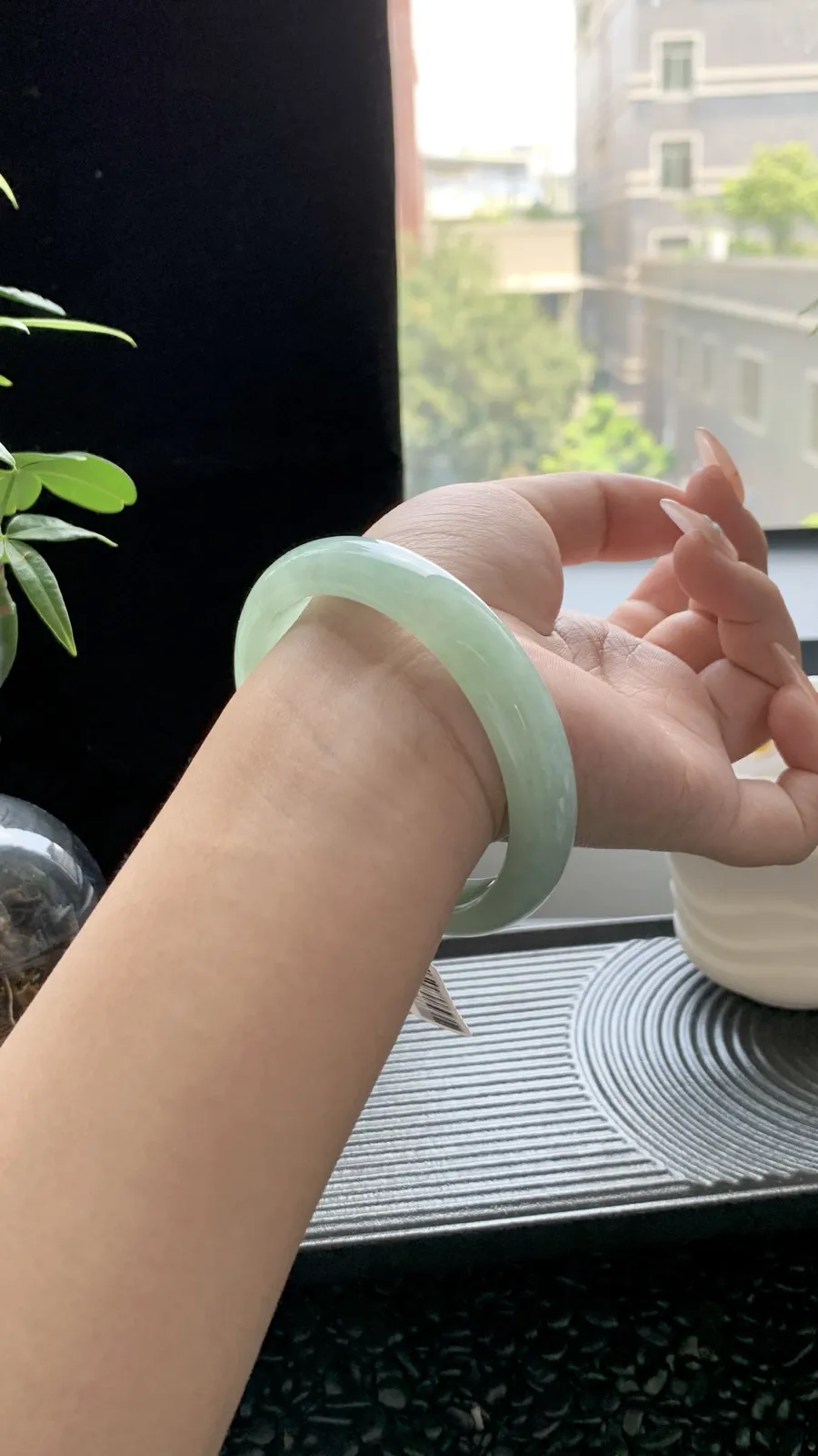  【晴绿】
⭕️58-11.5-7.5
底子细腻 晴绿散发着古风的芬芳 像是一段沉淀了千年的古老传说 在岁月的洗礼下愈发动人心弦～