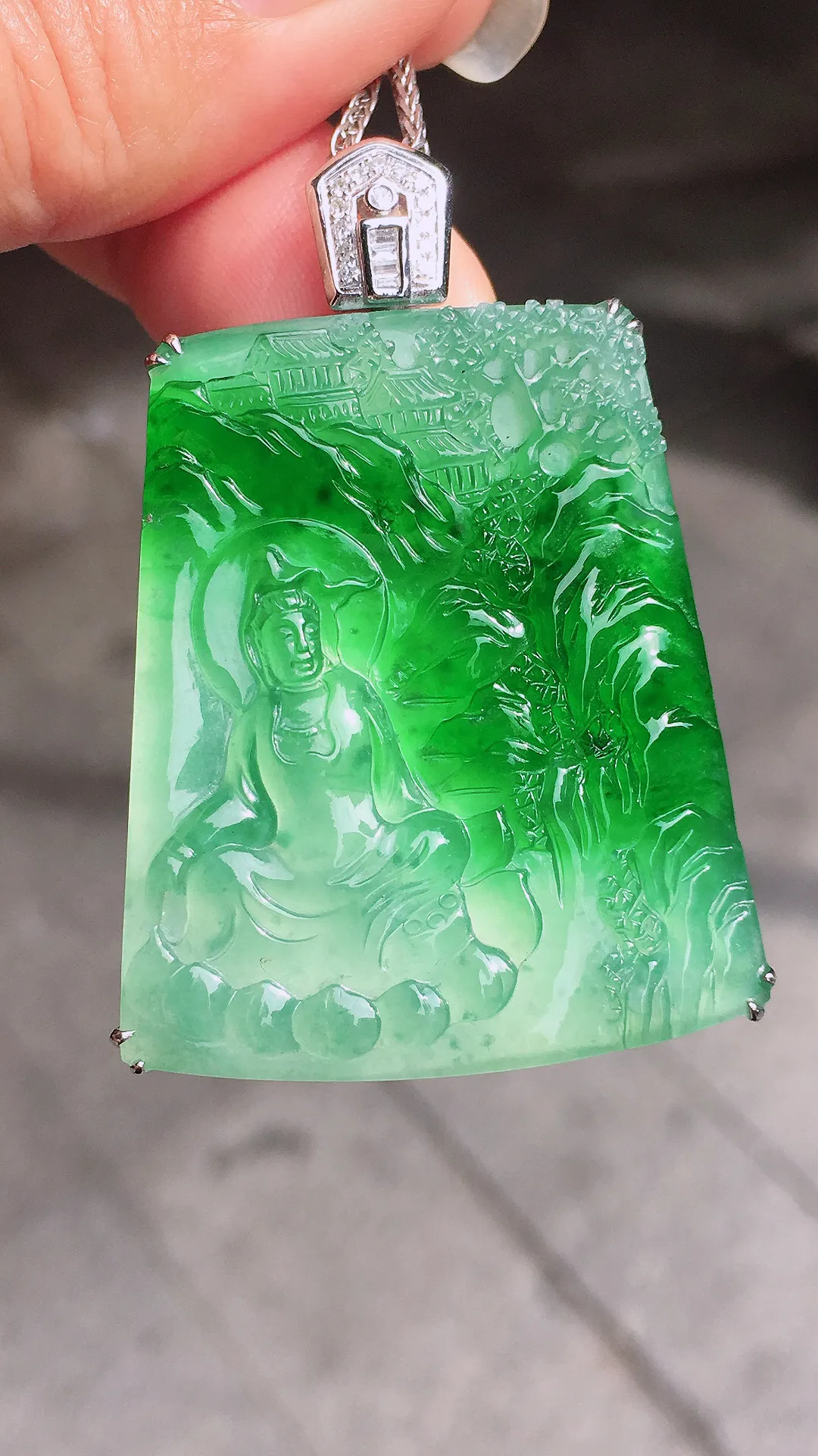 飘绿观音吊坠，色泽艳丽，玉质细腻，荧光感超
强，饱满圆润，尽显优雅气质，18k
金豪华镶嵌