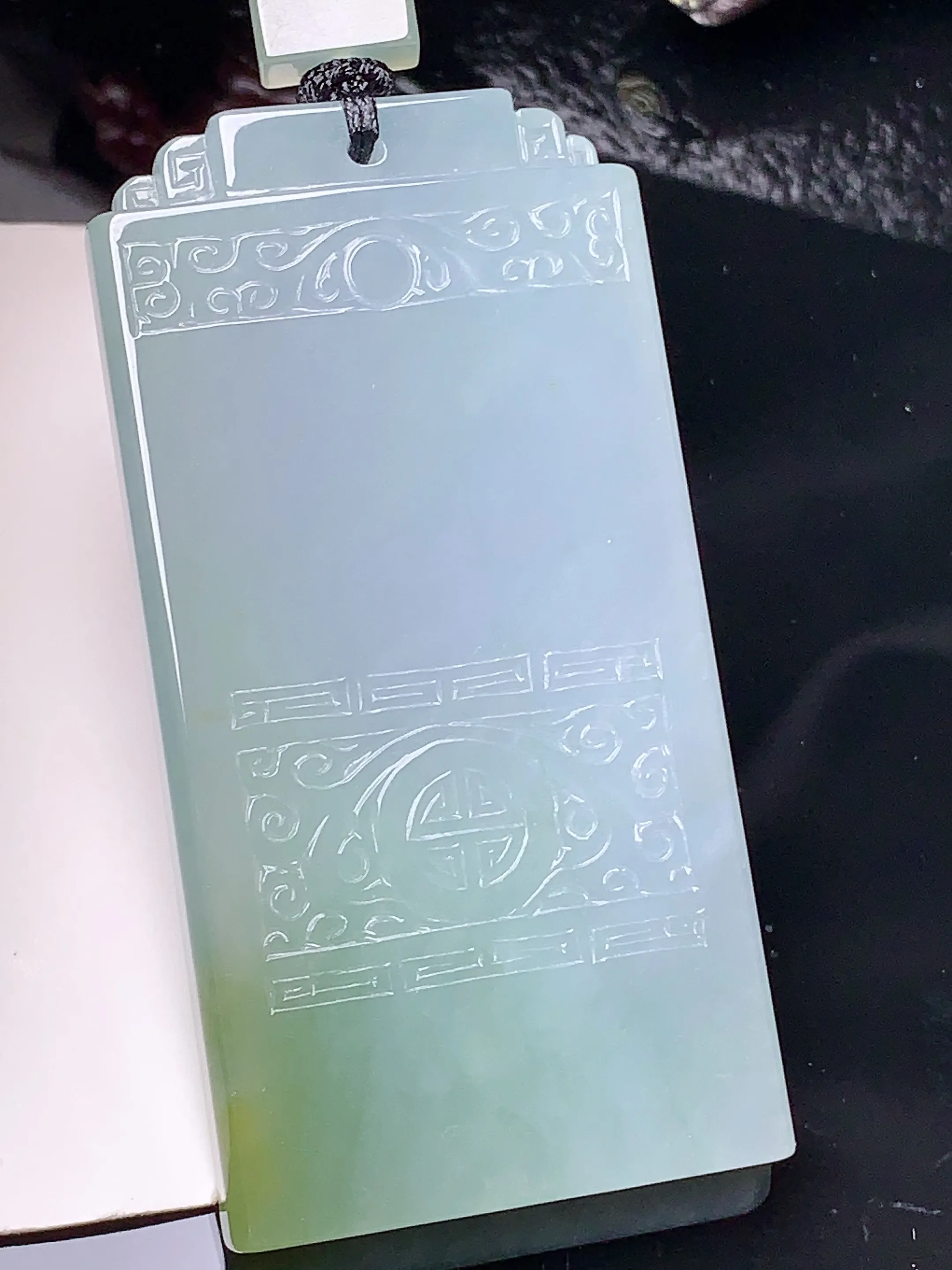 雕花无事牌吊坠 玉质细腻 色泽艳丽清新 整体尺寸60.5*30.8*5.2
