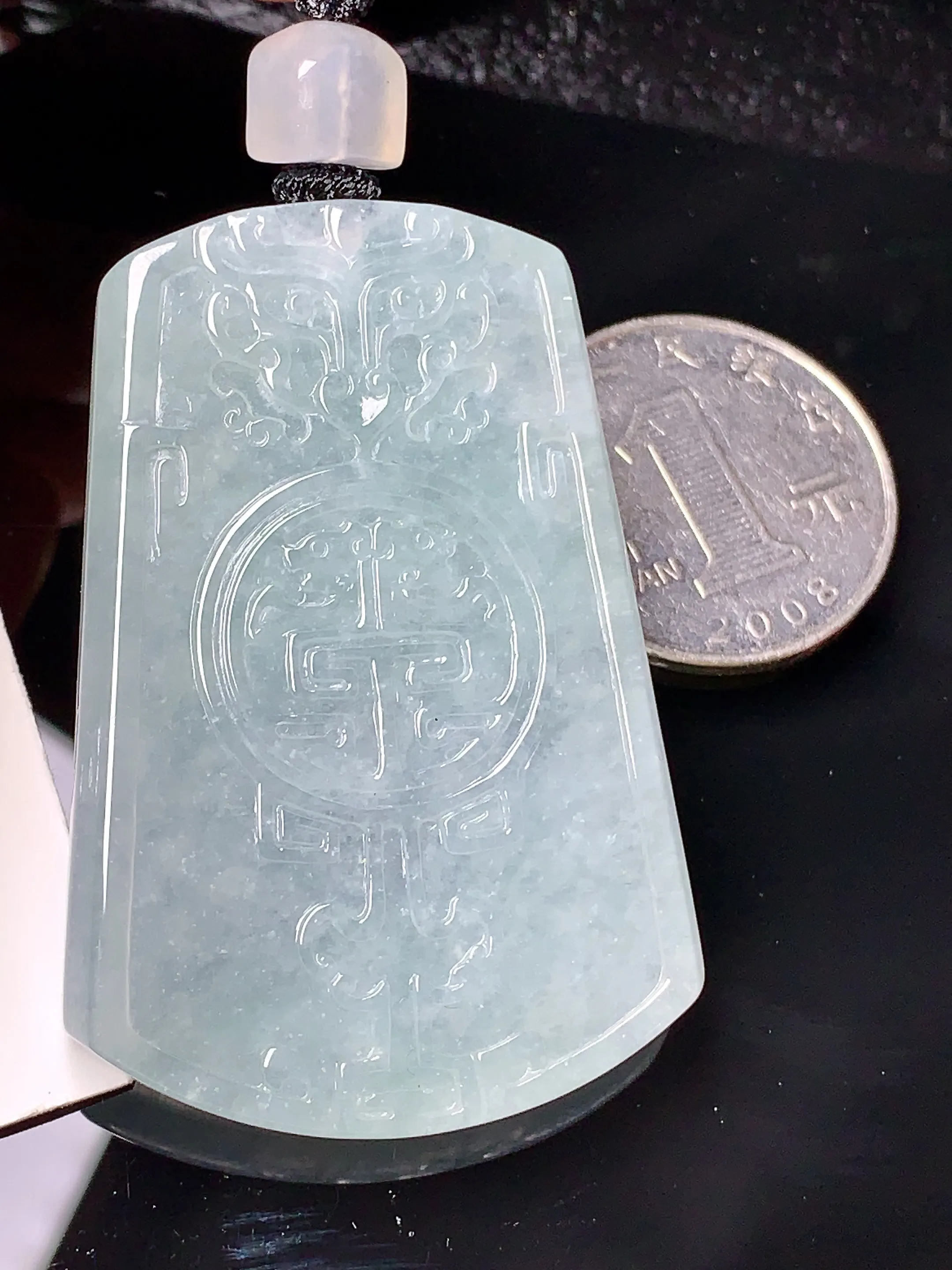 雕花无事牌吊坠 玉质细腻 色泽艳丽清新 整体尺寸51*35*5.5