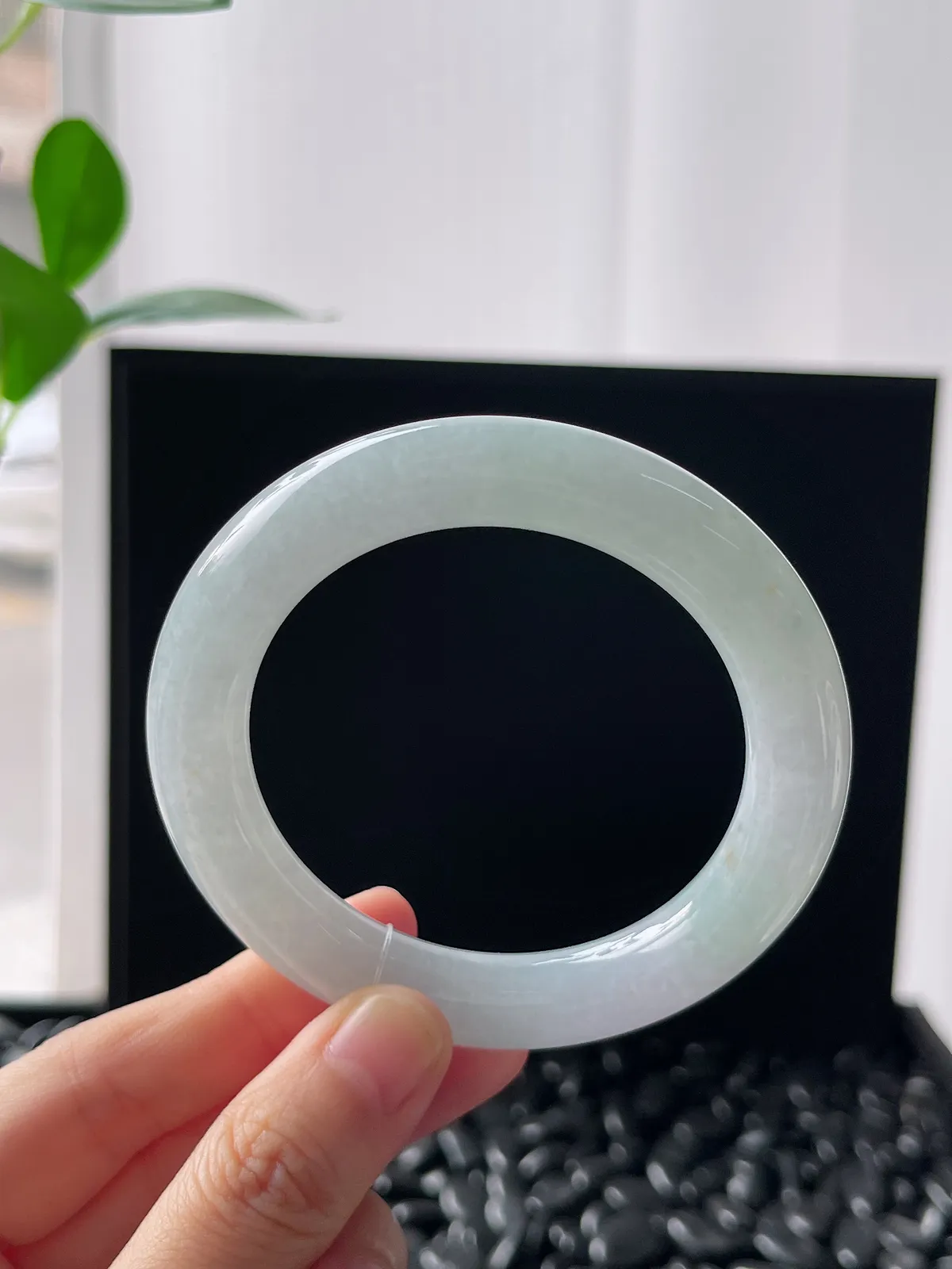 圆镯54圈口，翡翠冰糯种淡绿色手镯