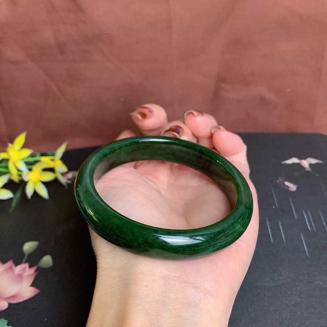和田玉59圈口菠菜绿碧玉手镯！玉质细腻油润 底色纯净 无纹裂 脂粉好，品质高