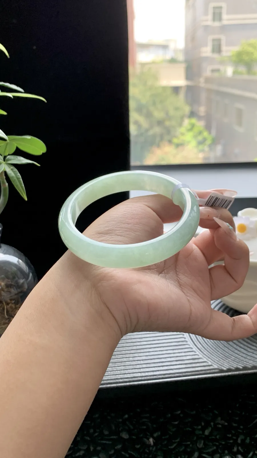  【晴绿】
⭕️58-11.5-7.5
底子细腻 晴绿散发着古风的芬芳 像是一段沉淀了千年的古老传说 在岁月的洗礼下愈发动人心弦～