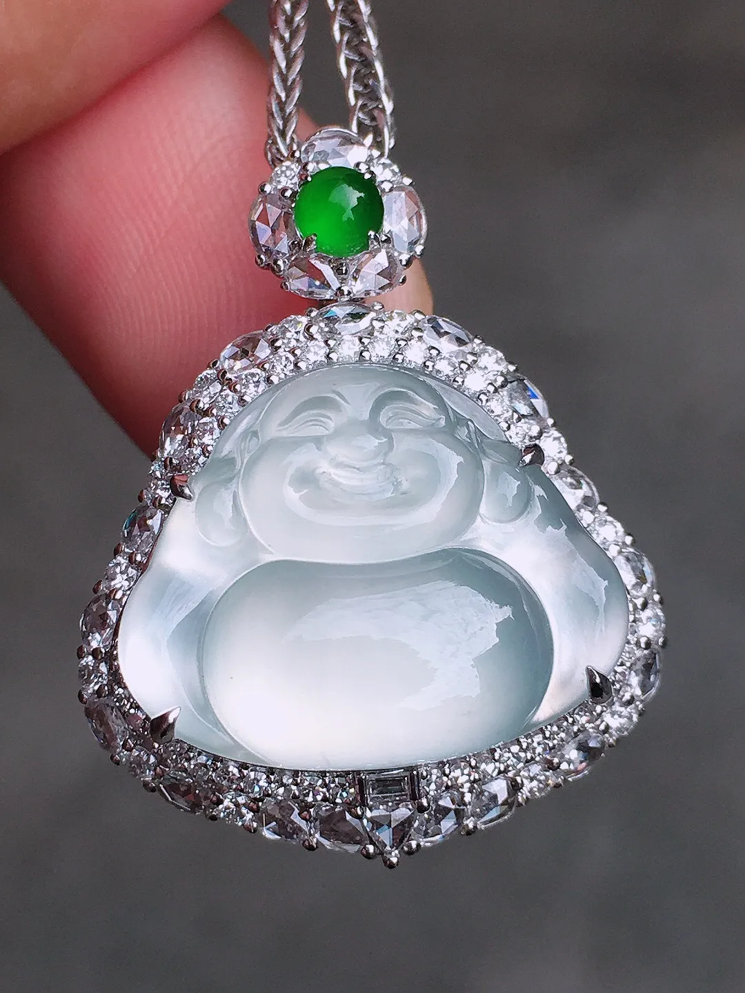 冰种佛公吊坠，玉质细腻，荧光感超
强，饱满圆润，尽显优雅气质，18k
金豪华镶嵌