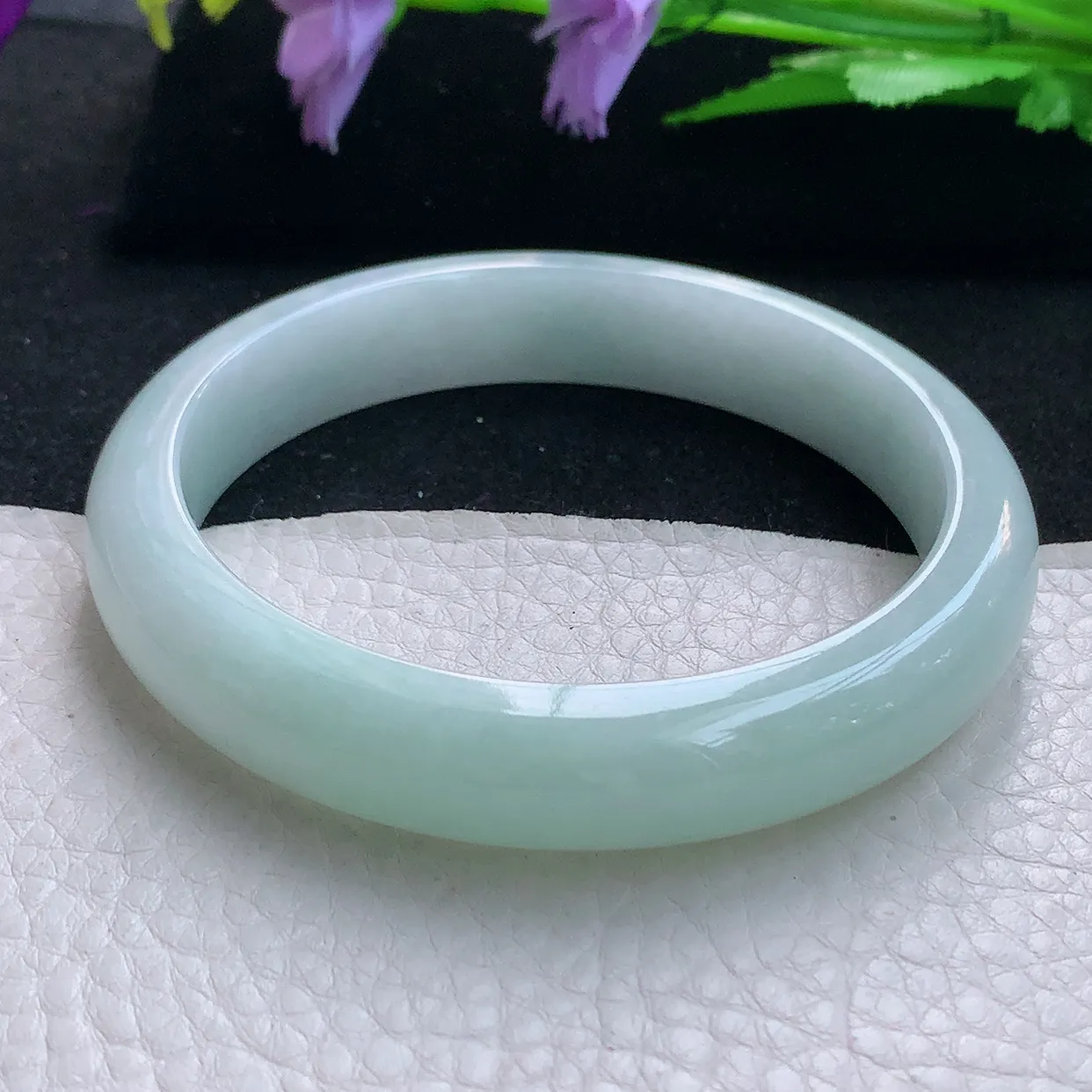 qn大圈口62.5*12.3*8平安镯 天然缅甸翡翠浅绿清秀珠宝玉手镯 玉手环