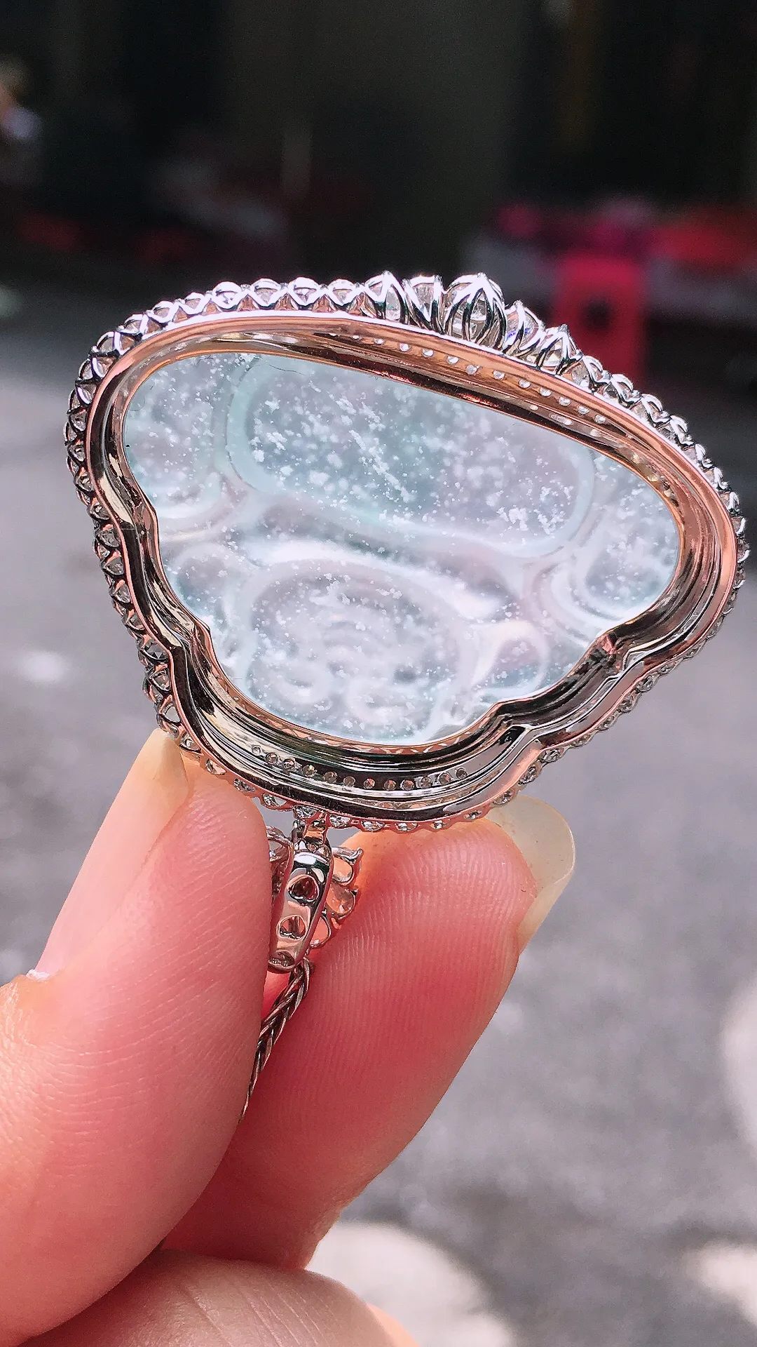 冰种佛公吊坠，玉质细腻，荧光感超
强，饱满圆润，尽显优雅气质，18k
金豪华镶嵌