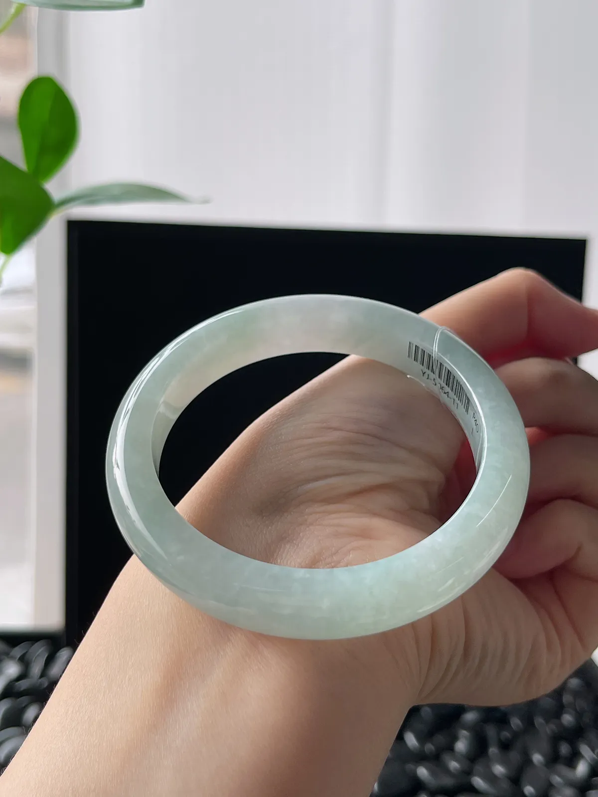 正圈56.7圈口，翡翠冰糯种淡绿色手镯