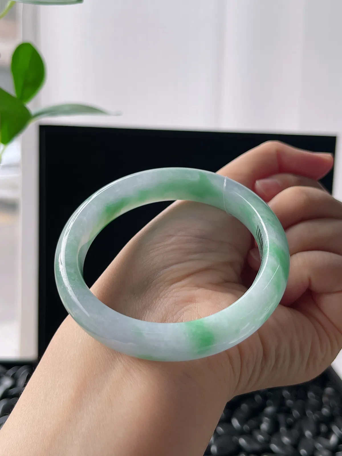 正圈54圈口，翡翠糯化种飘绿手镯