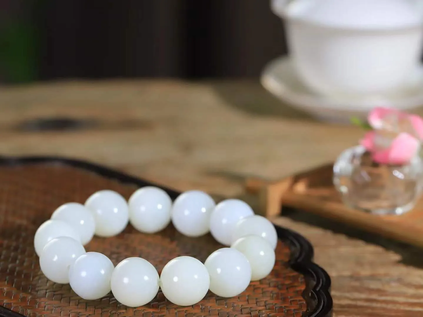 【珠圆玉润.手串】

精品和田玉白玉珠圆玉润手串 玉质温润细腻  整串打磨圆润，佩戴舒适。珠珠落玉盘，间关莺语花底滑，一生美好时光，无论身在何处，都有它相伴相守。事事顺遂，幸福美满，吉祥如意。重119.3克 尺寸取一18.4mm  FDT-161042613