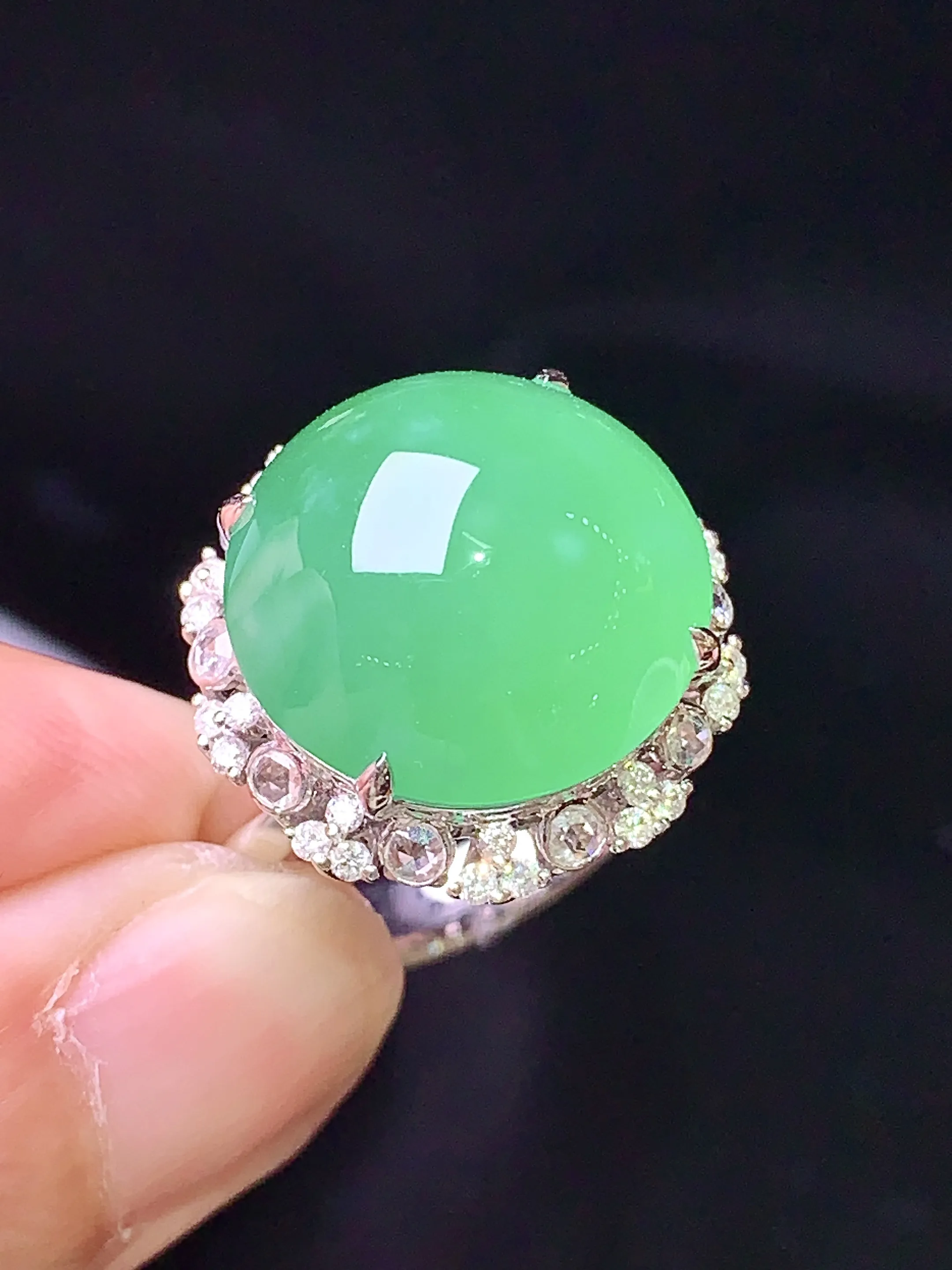 18k金钻镶嵌翠绿蛋面戒指 玉质细腻 水润亮眼 色泽艳丽 圈口14 整体尺寸18*14