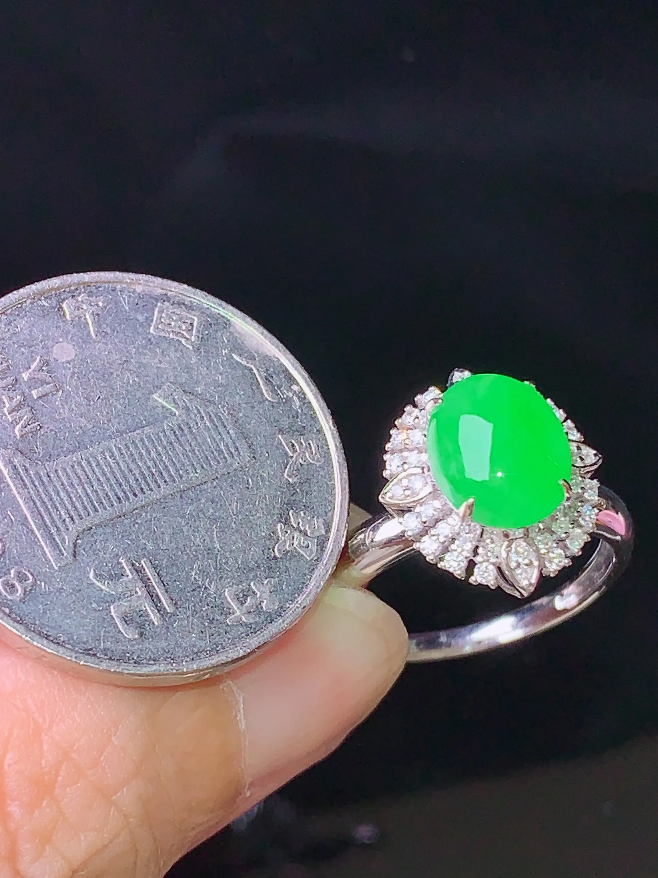 18k金钻镶嵌翠绿蛋面戒指 玉质细腻 水润亮眼 色泽艳丽 圈口14.5 整体尺寸14.5*12.8*9.8