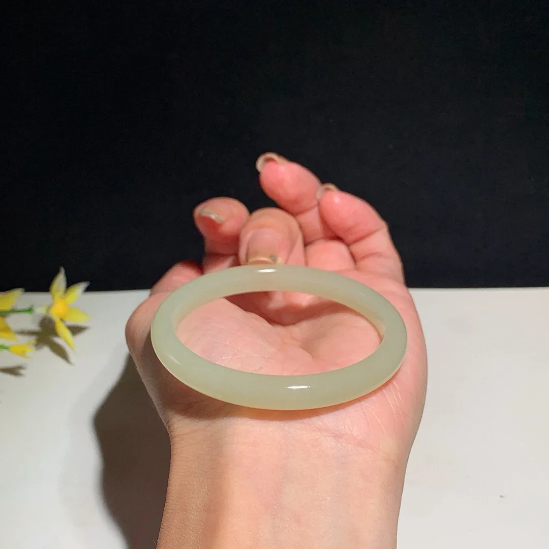 和田玉51圈口蜂蜜水色手镯！圈口51宽7.5重19.5克，玉质细腻油润 底色纯净 无裂无杂 脂粉好，