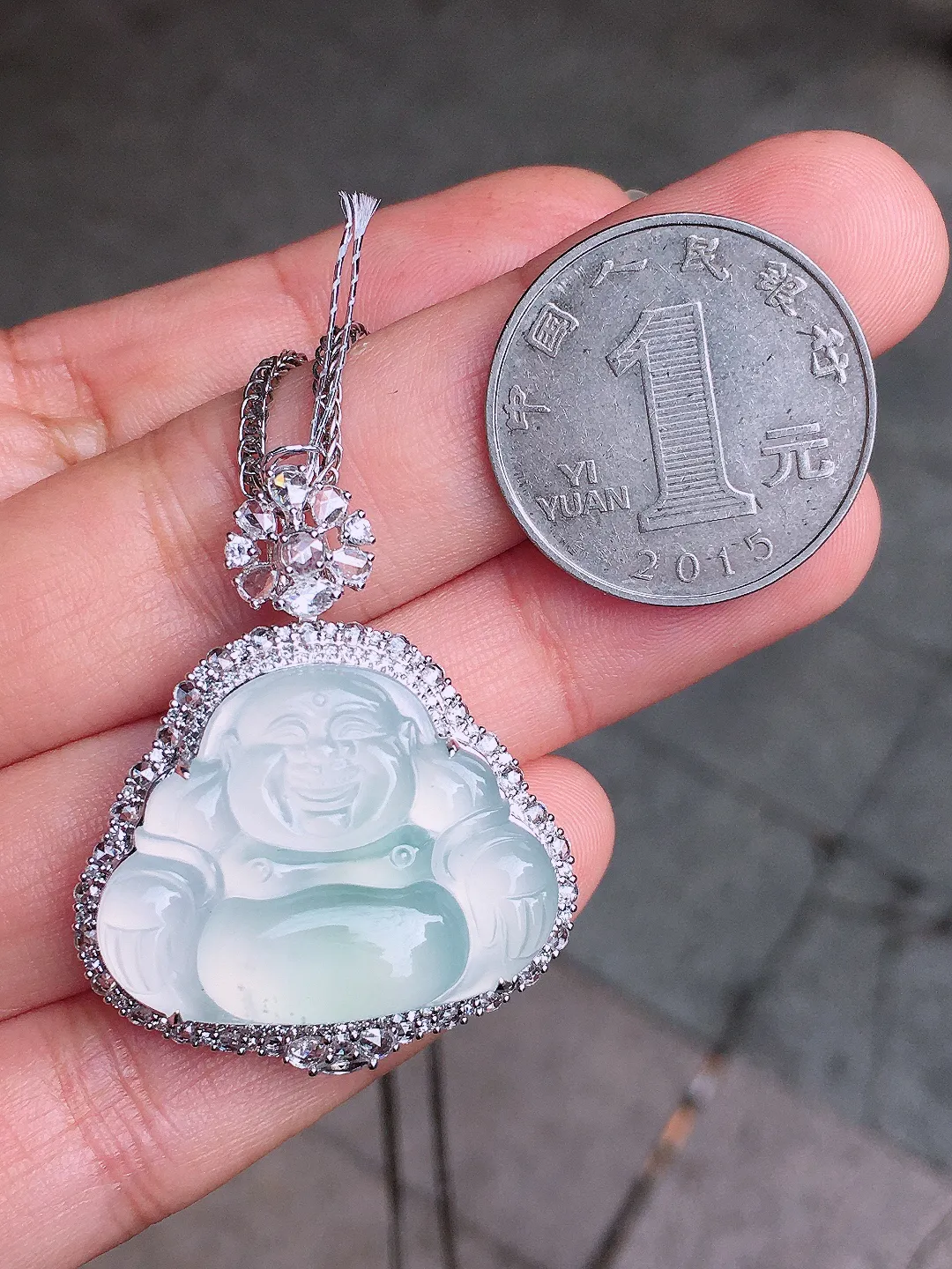 冰种佛公吊坠，玉质细腻，荧光感超
强，饱满圆润，尽显优雅气质，18k
金豪华镶嵌