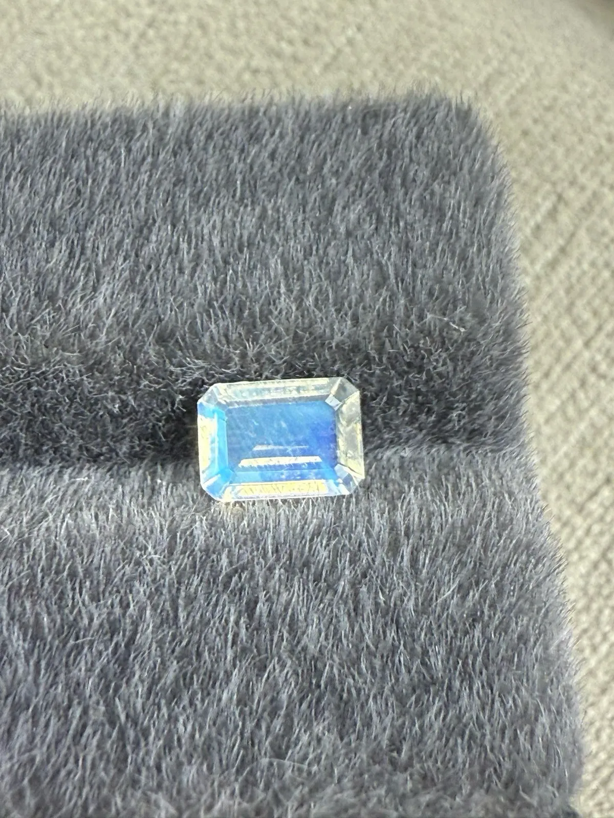 0.75克拉  彩虹月光石裸石 精切璀璨 玻璃体满彩 变彩丰富 规格：6.9*5*2.7mm