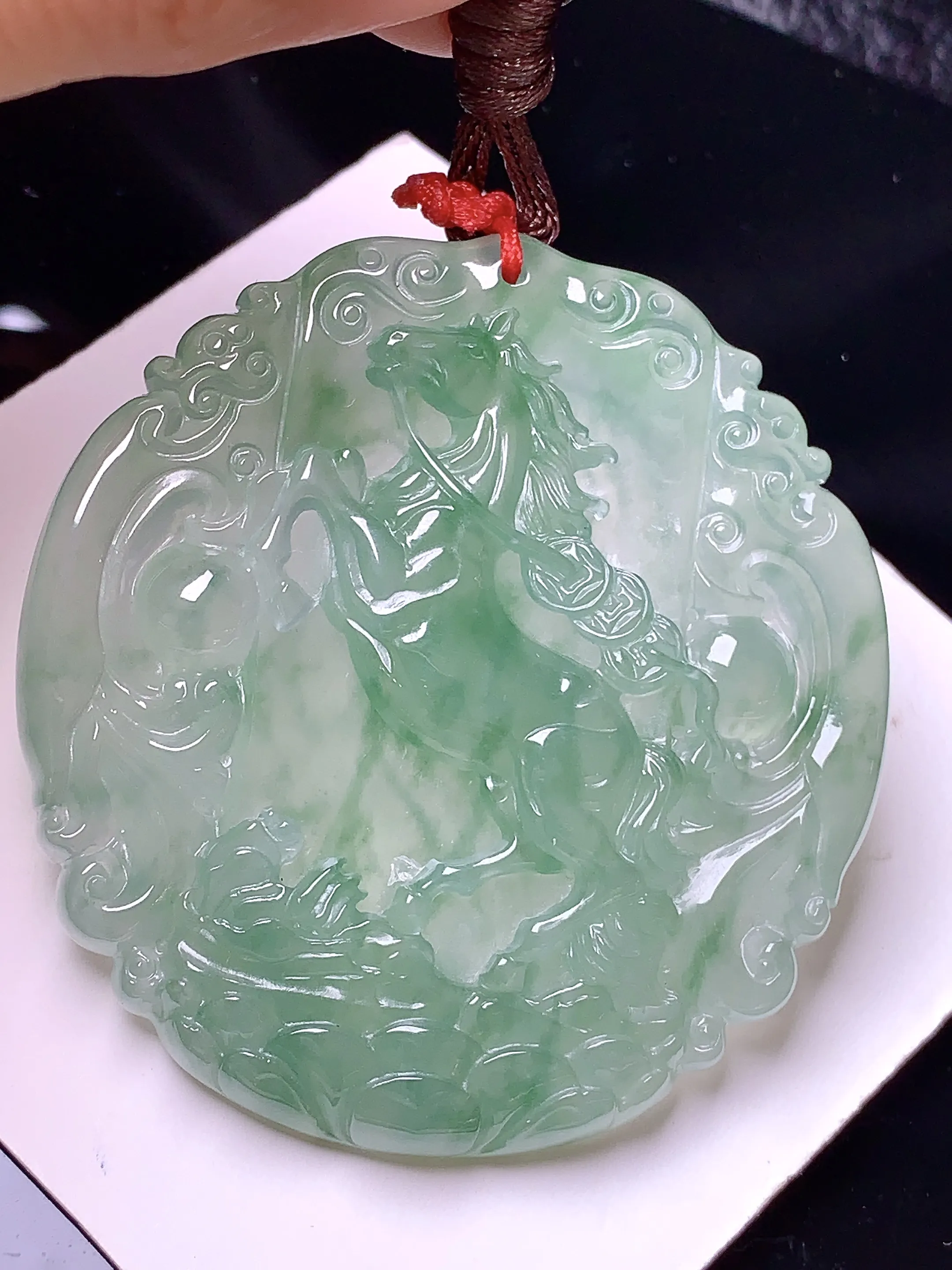 冰种生肖马牌吊坠 玉质细腻 色泽艳丽清新 整体尺寸51.8*49*5.3