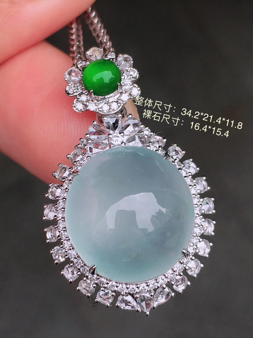 冰种蛋面吊坠，玉质细腻，荧光感超
强，饱满圆润，尽显优雅气质，18k
金豪华镶嵌