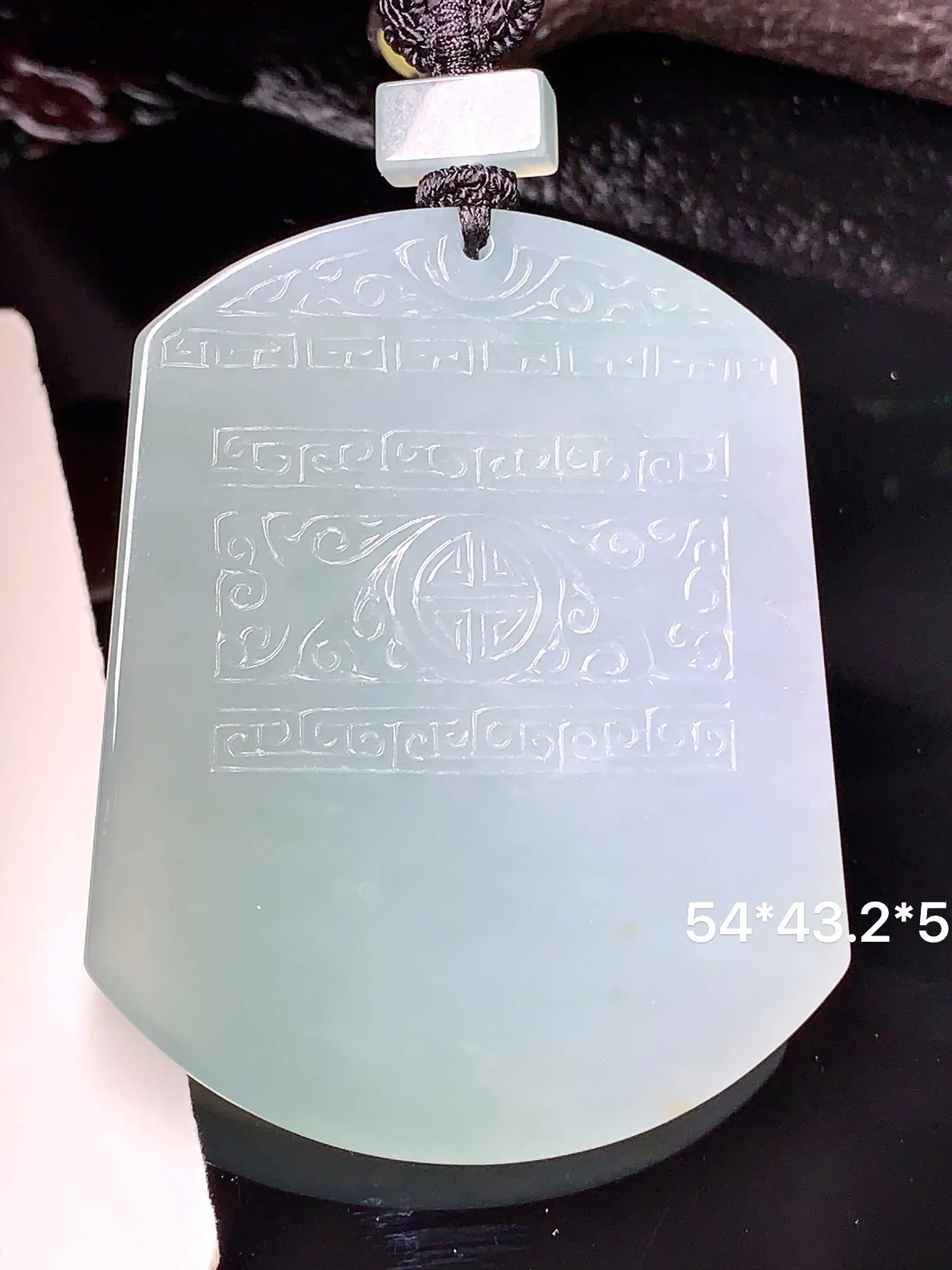 雕花无事牌吊坠 玉质细腻 色泽艳丽清新 整体尺寸54*43.2*5