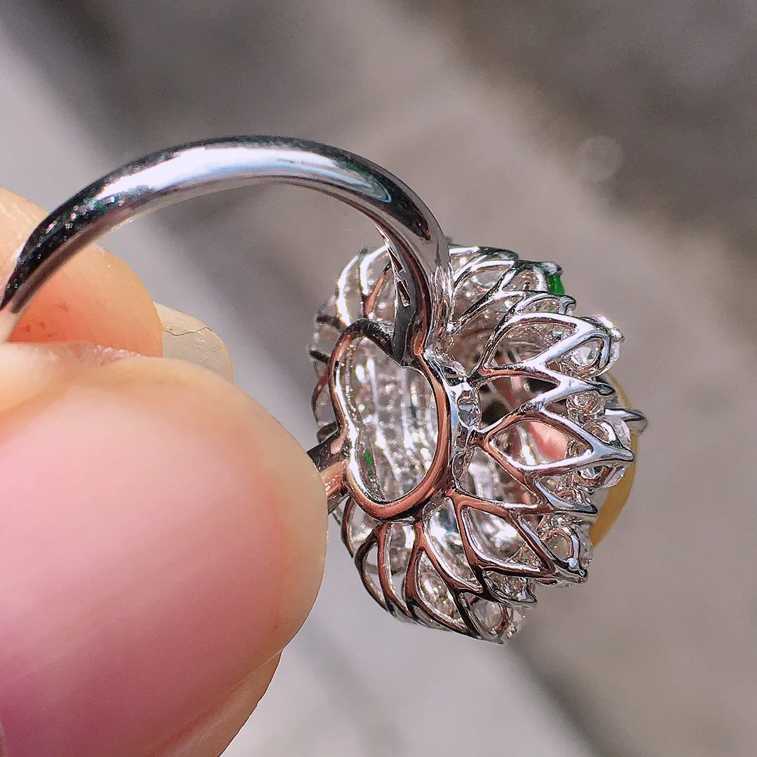 黄翡葫芦戒指，色泽均匀艳丽，玉质细腻，荧光感超
强，饱满圆润，尽显优雅气质，18k
金豪华镶嵌