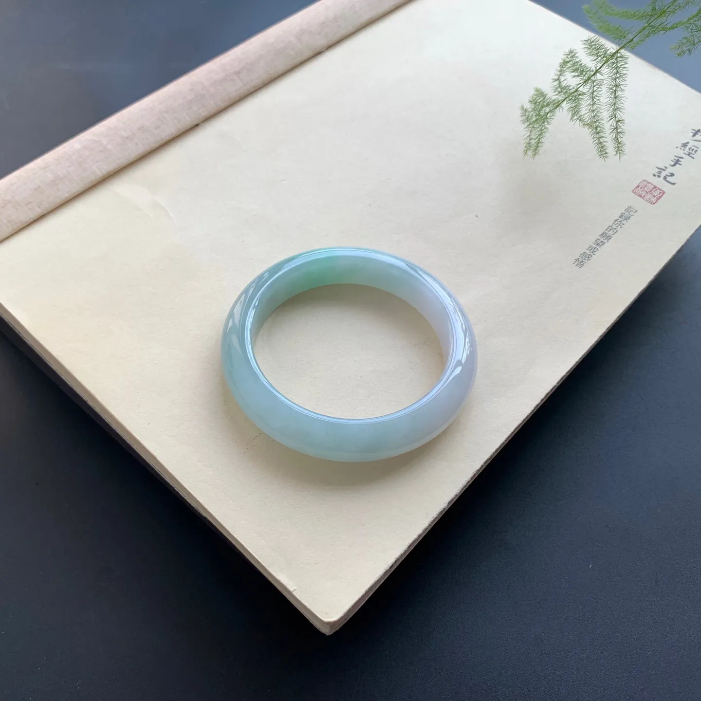 55.5圈口飘绿正圈手镯 尺寸：55.5-12-9，无纹裂，细腻光滑，色泽靓丽
