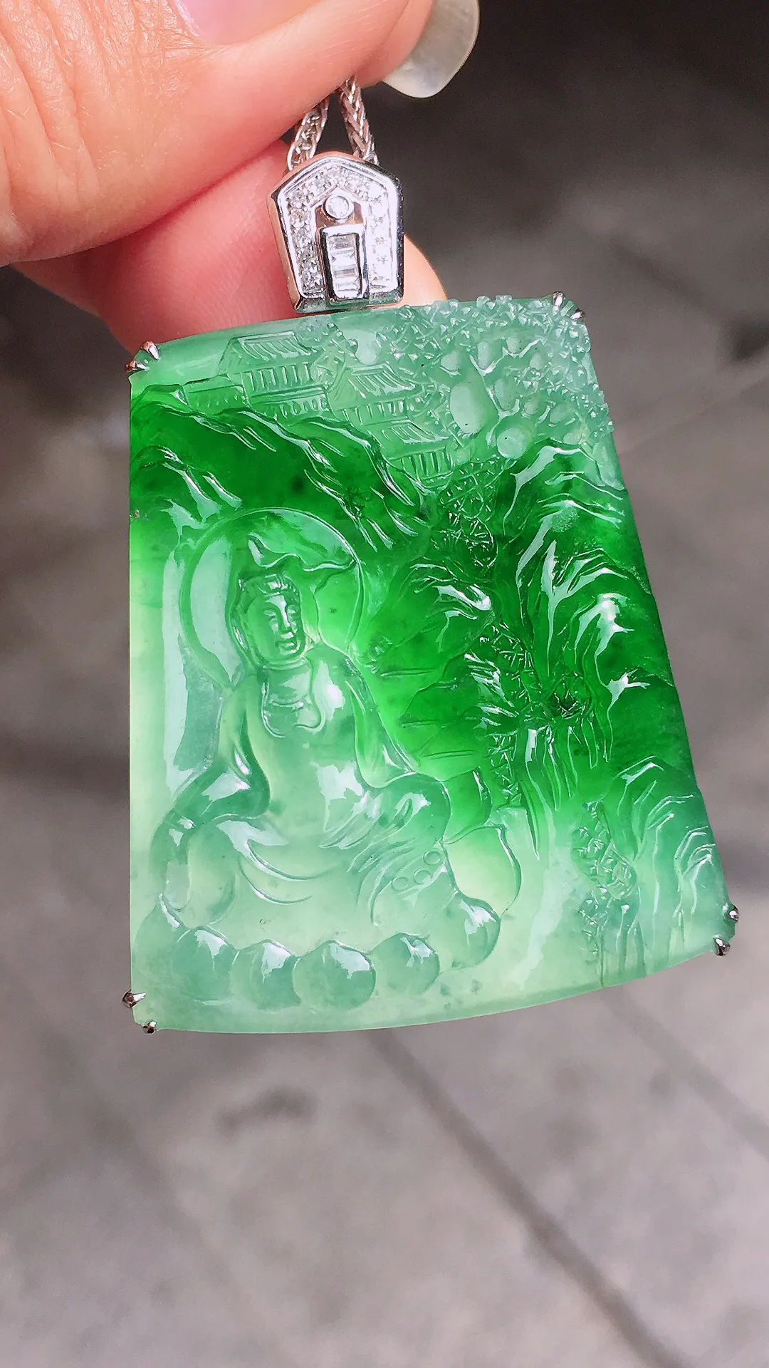 飘绿观音吊坠，色泽艳丽，玉质细腻，荧光感超
强，饱满圆润，尽显优雅气质，18k
金豪华镶嵌