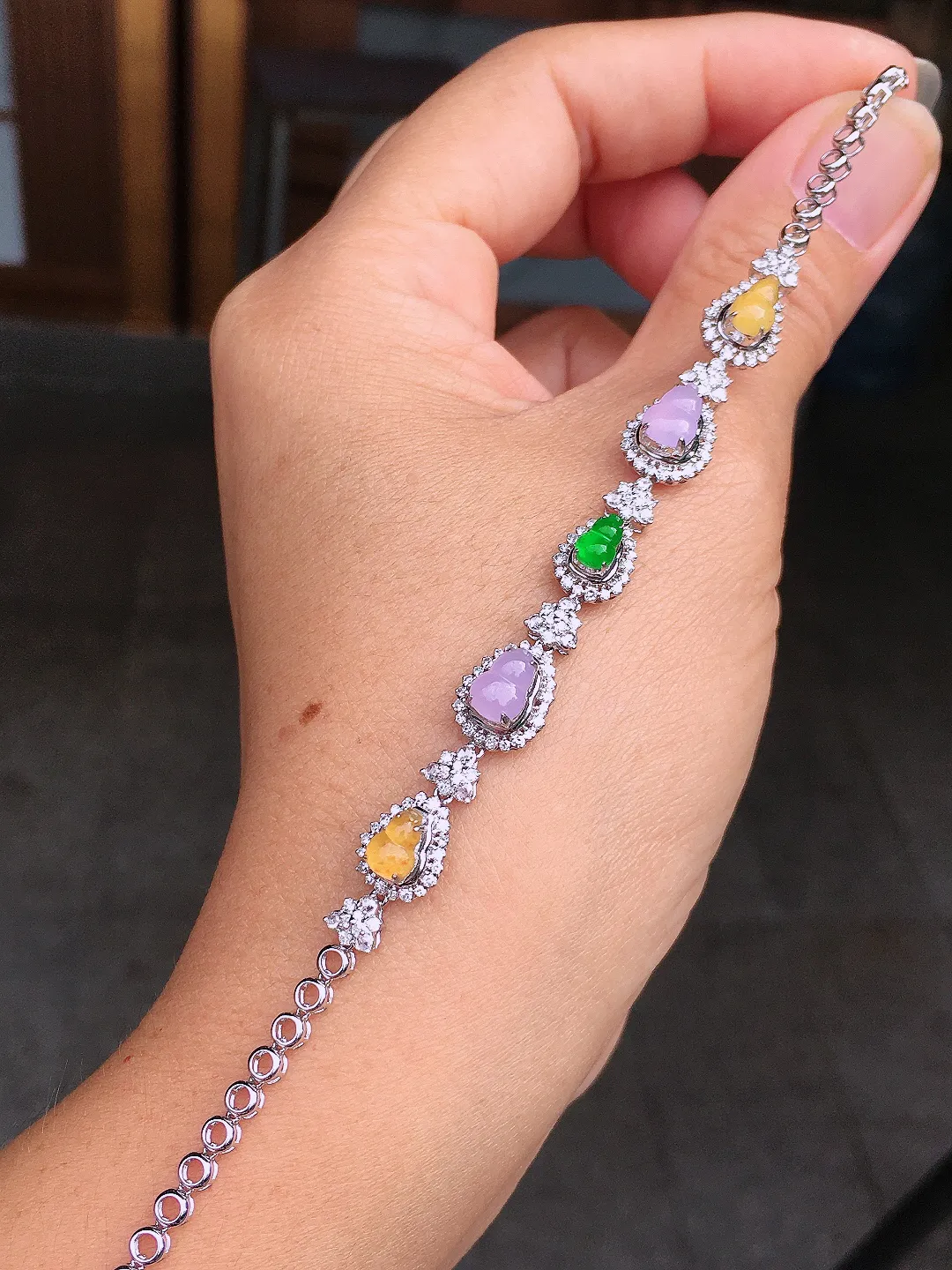 三彩葫芦手链，色泽均匀艳丽，玉质细腻，荧光感超
强，饱满圆润，尽显优雅气质，18k
金豪华镶嵌