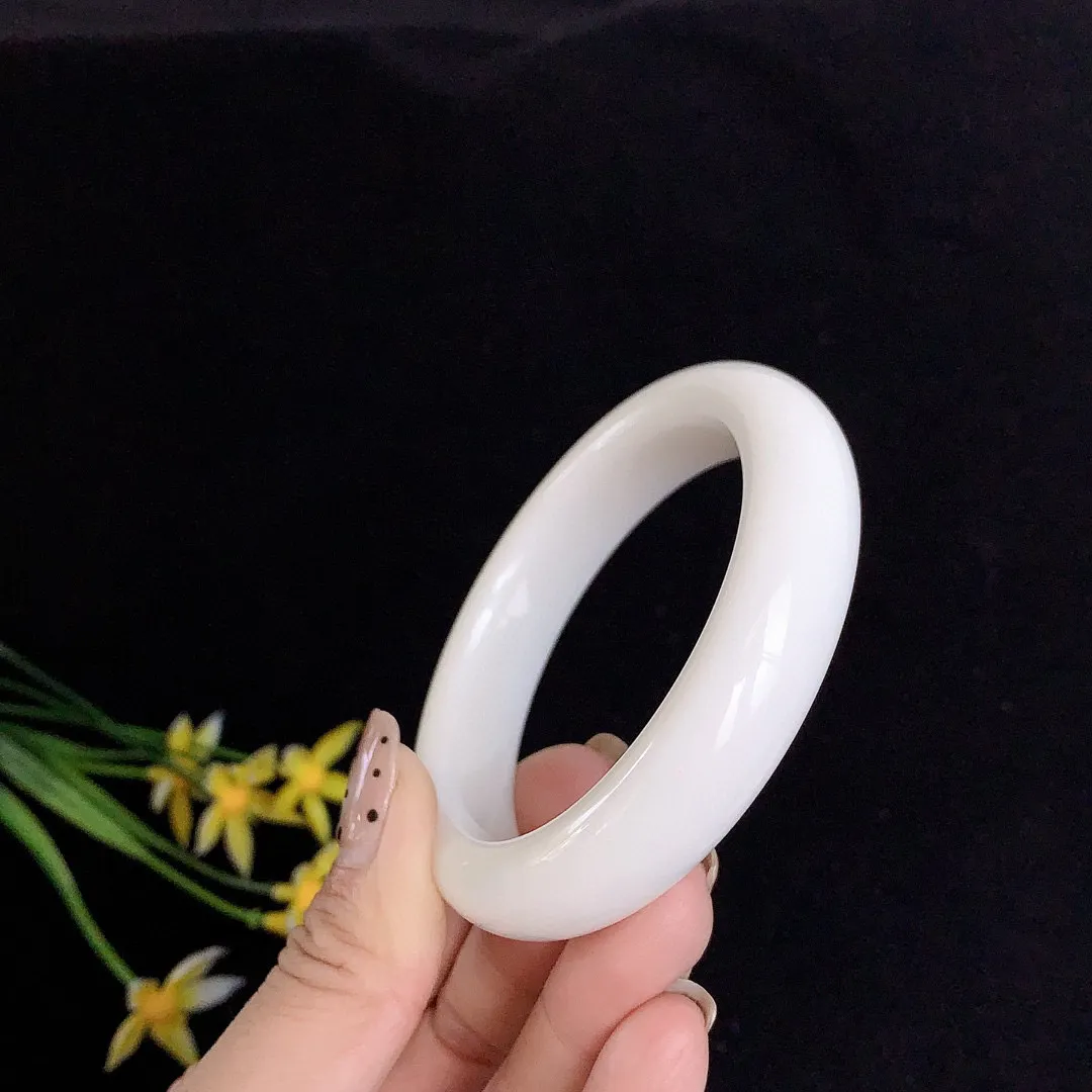 和田玉56.5圈口白玉手镯！玉质细腻油润 底色纯净 无裂无杂 脂粉好，品质好。