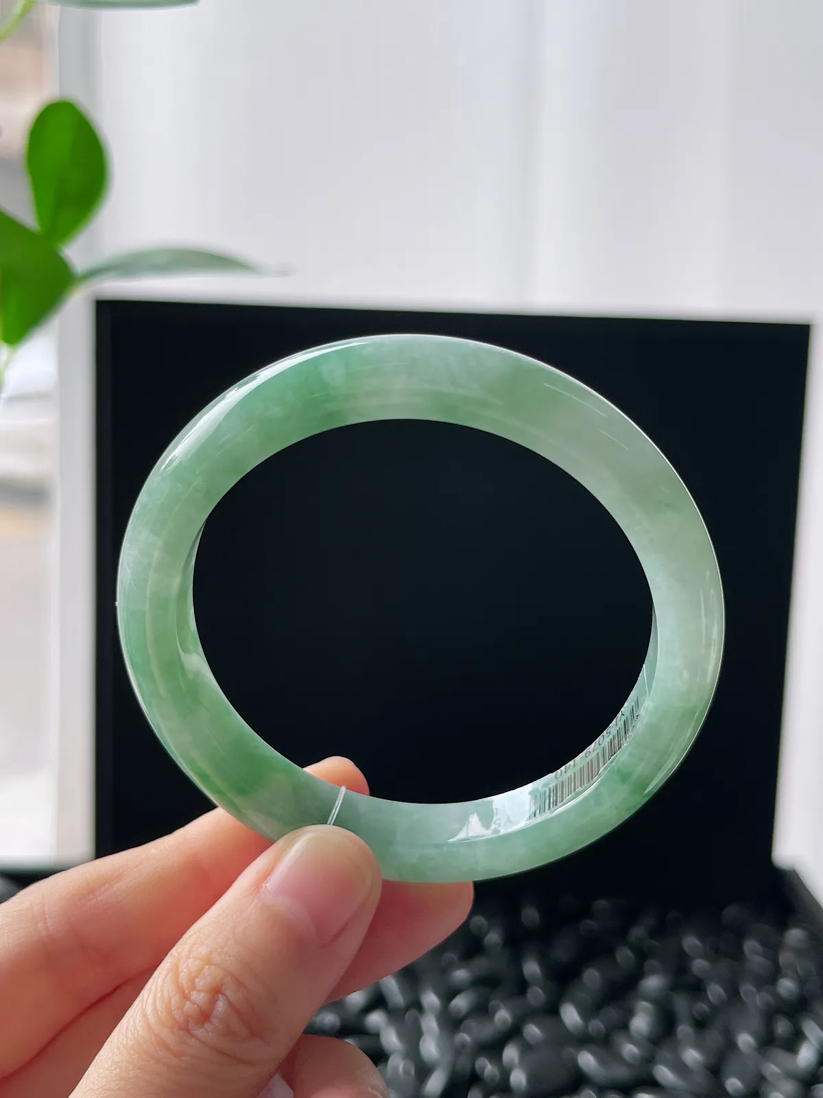 正圈53.5圈口，翡翠糯化种飘绿手镯