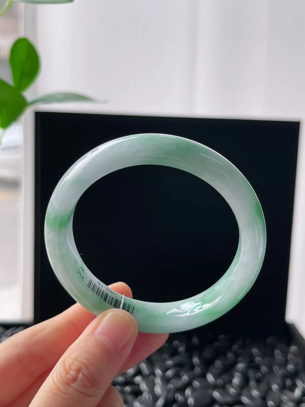 正圈54圈口，翡翠糯化种飘绿手镯