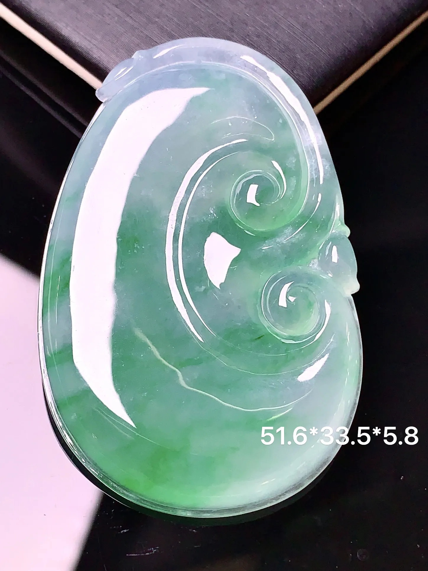 翠绿如意吊坠 玉质细腻 色泽艳丽清新 整体尺寸51.6*33.5*5.8