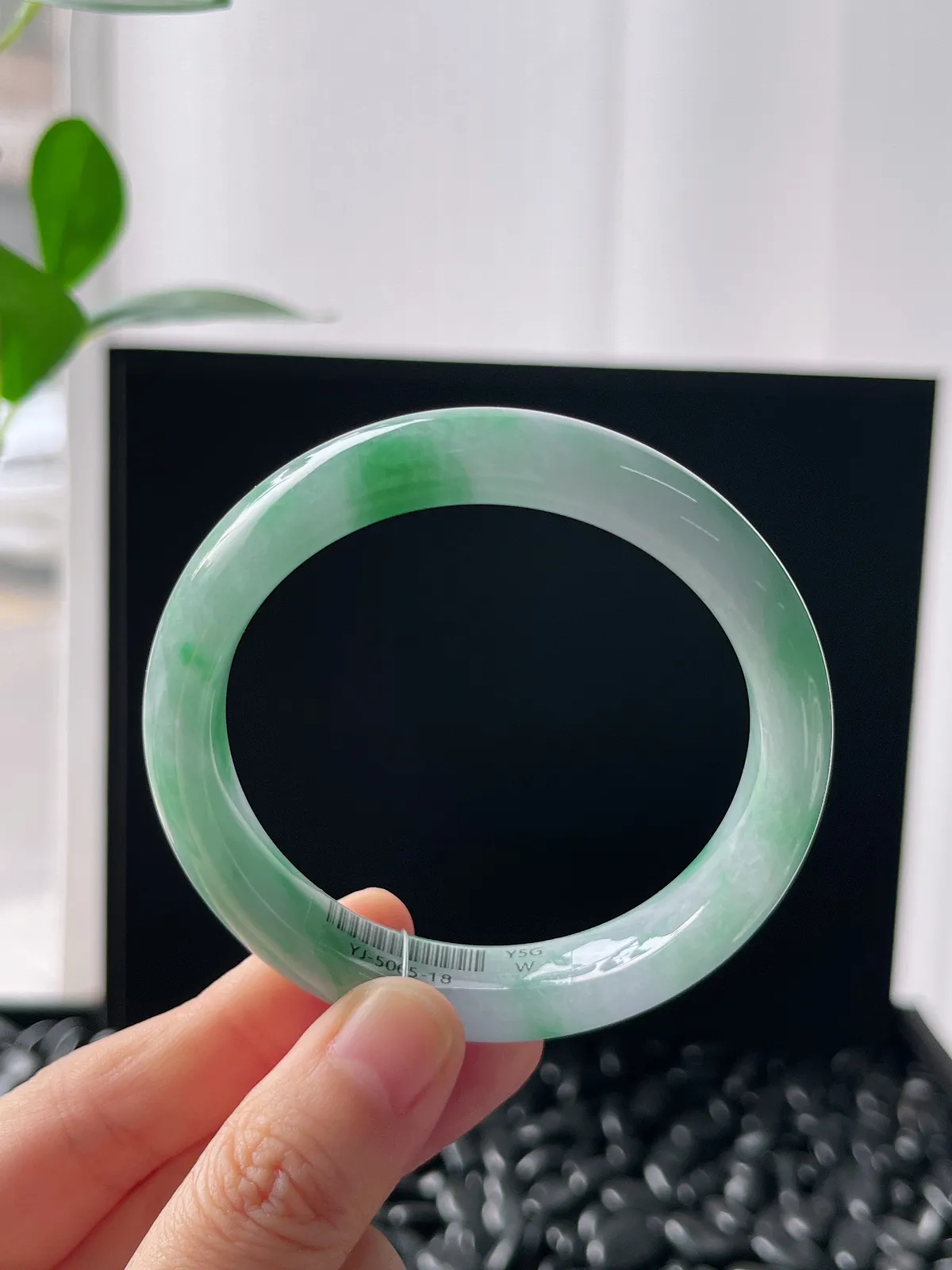 正圈54圈口，翡翠糯化种飘绿手镯