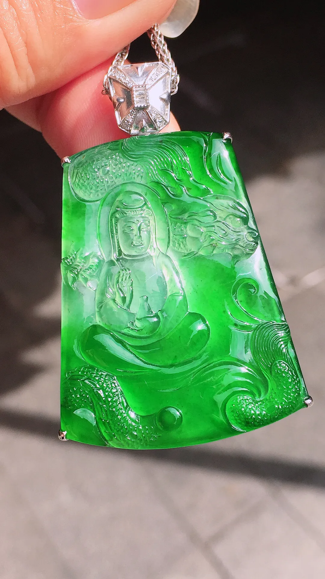飘绿观音吊坠，色泽艳丽，玉质细腻，荧光感超
强，饱满圆润，尽显优雅气质，18k
金豪华镶嵌