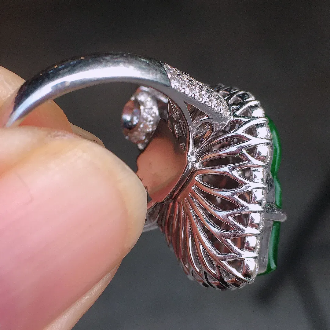 阳绿【年年有余】戒指/吊坠两用款，色泽均匀艳丽，玉质细腻，荧光感超
强，饱满圆润，尽显优雅气质，18k
金豪华镶嵌