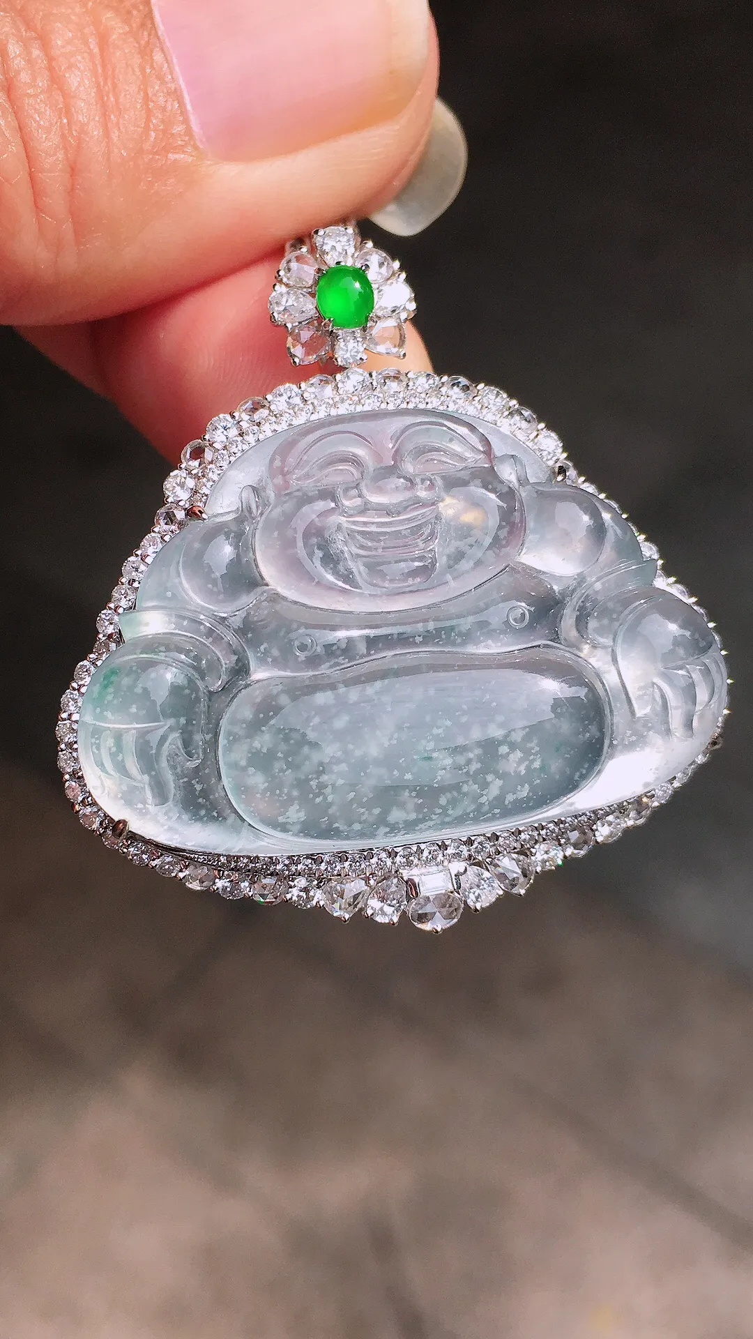 冰种佛公吊坠，玉质细腻，荧光感超
强，饱满圆润，尽显优雅气质，18k
金豪华镶嵌