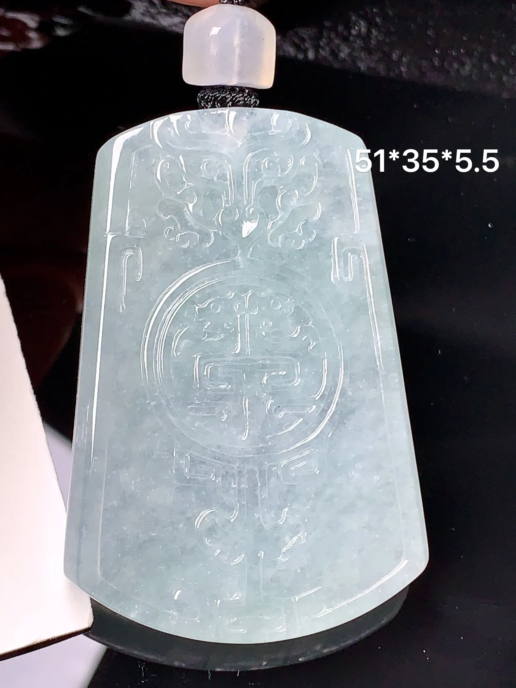 雕花无事牌吊坠 玉质细腻 色泽艳丽清新 整体尺寸51*35*5.5