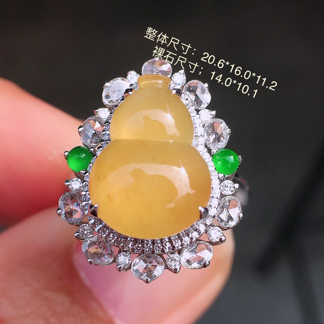黄翡葫芦戒指，色泽均匀艳丽，玉质细腻，荧光感超
强，饱满圆润，尽显优雅气质，18k
金豪华镶嵌
