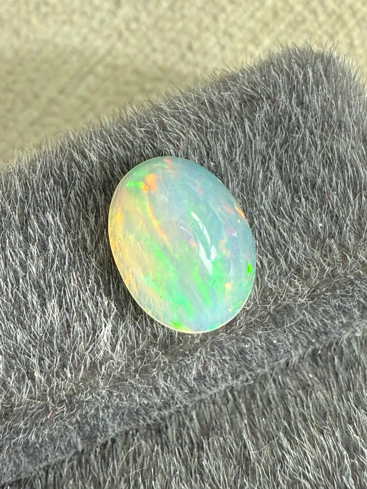 1.465ct天然彩欧泊裸石，尺寸9.2*7*4.3mm，颜色美艳，油画般色彩，火彩足。