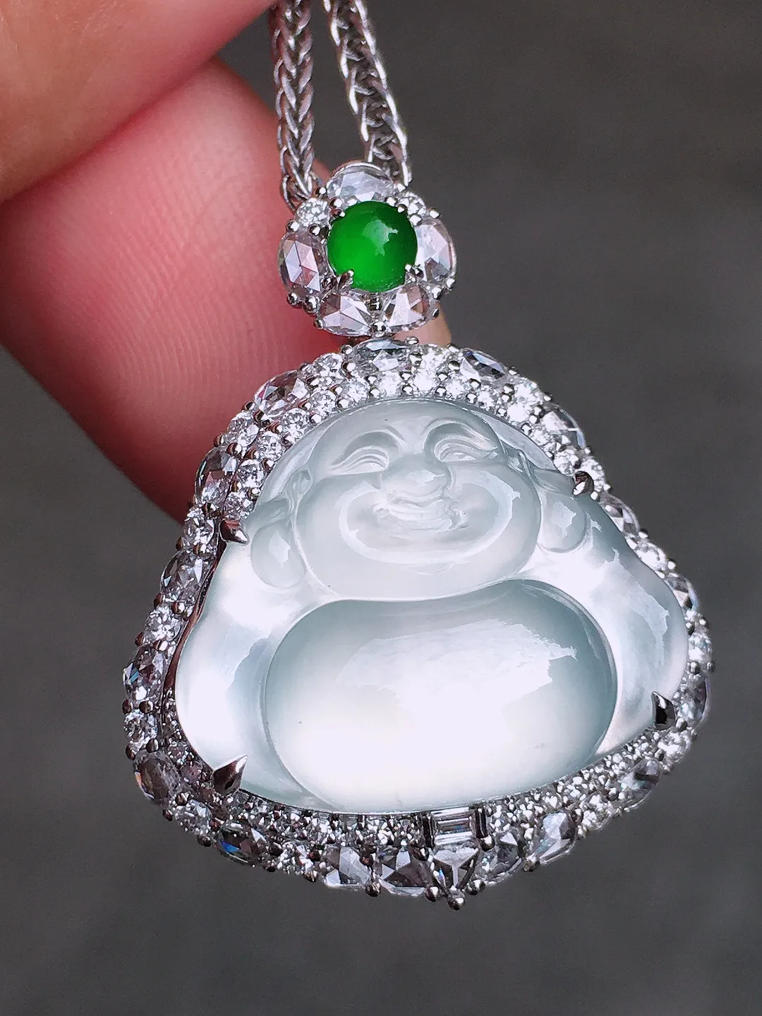 冰种佛公吊坠，玉质细腻，荧光感超
强，饱满圆润，尽显优雅气质，18k
金豪华镶嵌