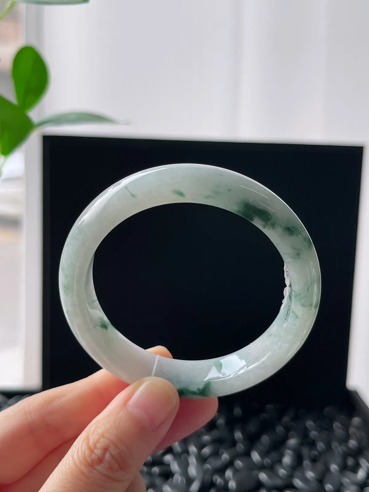 正圈52圈口，翡翠糯化种飘绿手镯