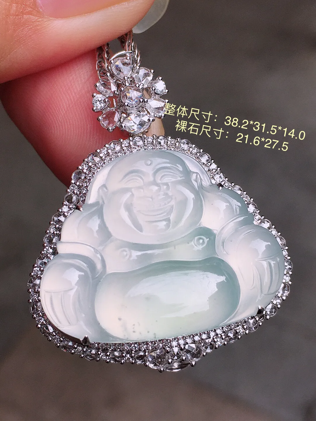 冰种佛公吊坠，玉质细腻，荧光感超
强，饱满圆润，尽显优雅气质，18k
金豪华镶嵌