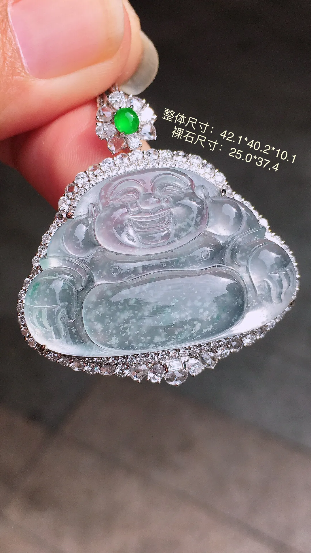 冰种佛公吊坠，玉质细腻，荧光感超
强，饱满圆润，尽显优雅气质，18k
金豪华镶嵌