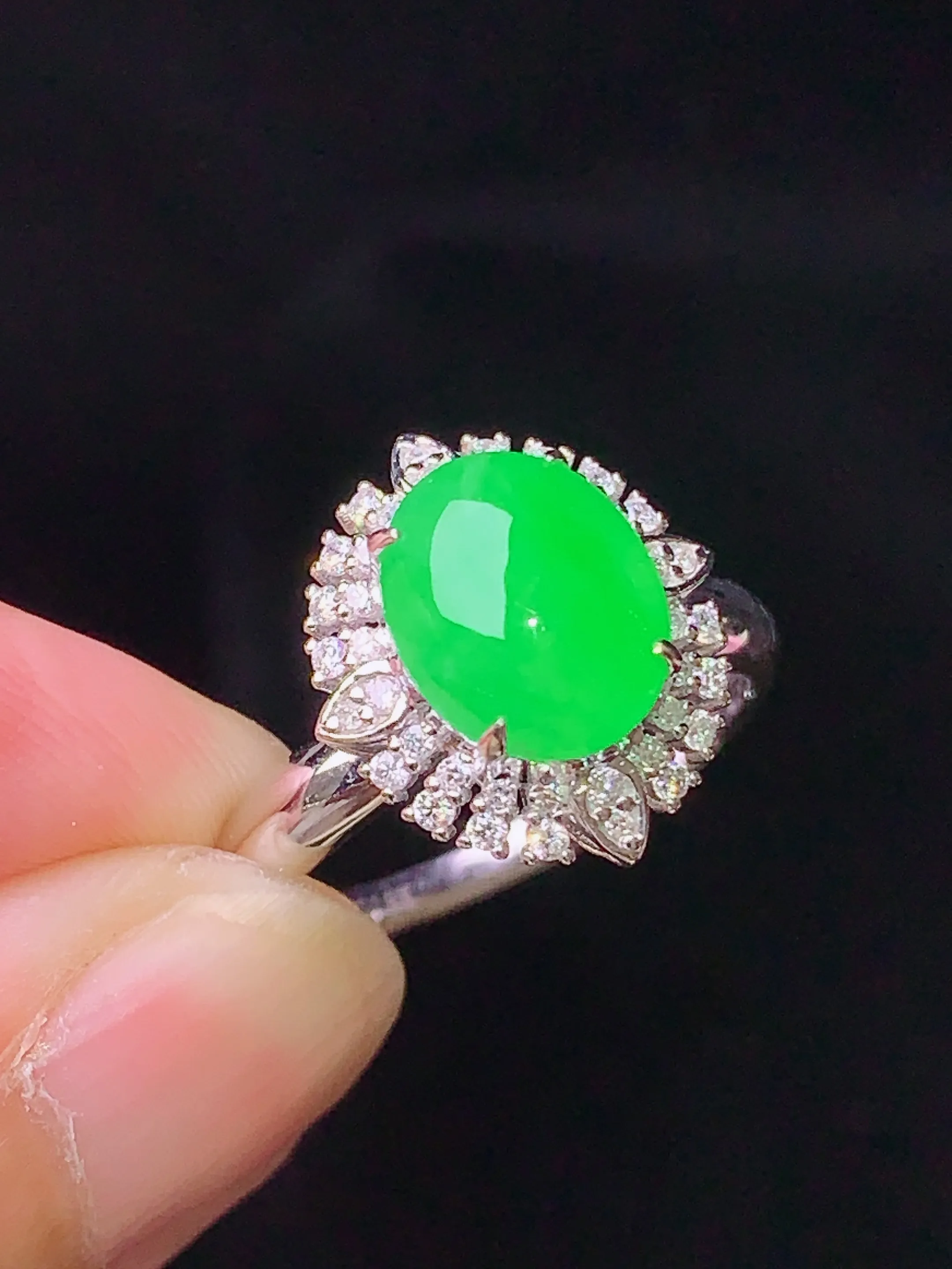 18k金钻镶嵌翠绿蛋面戒指 玉质细腻 水润亮眼 色泽艳丽 圈口14.5 整体尺寸14.5*12.8*9.8