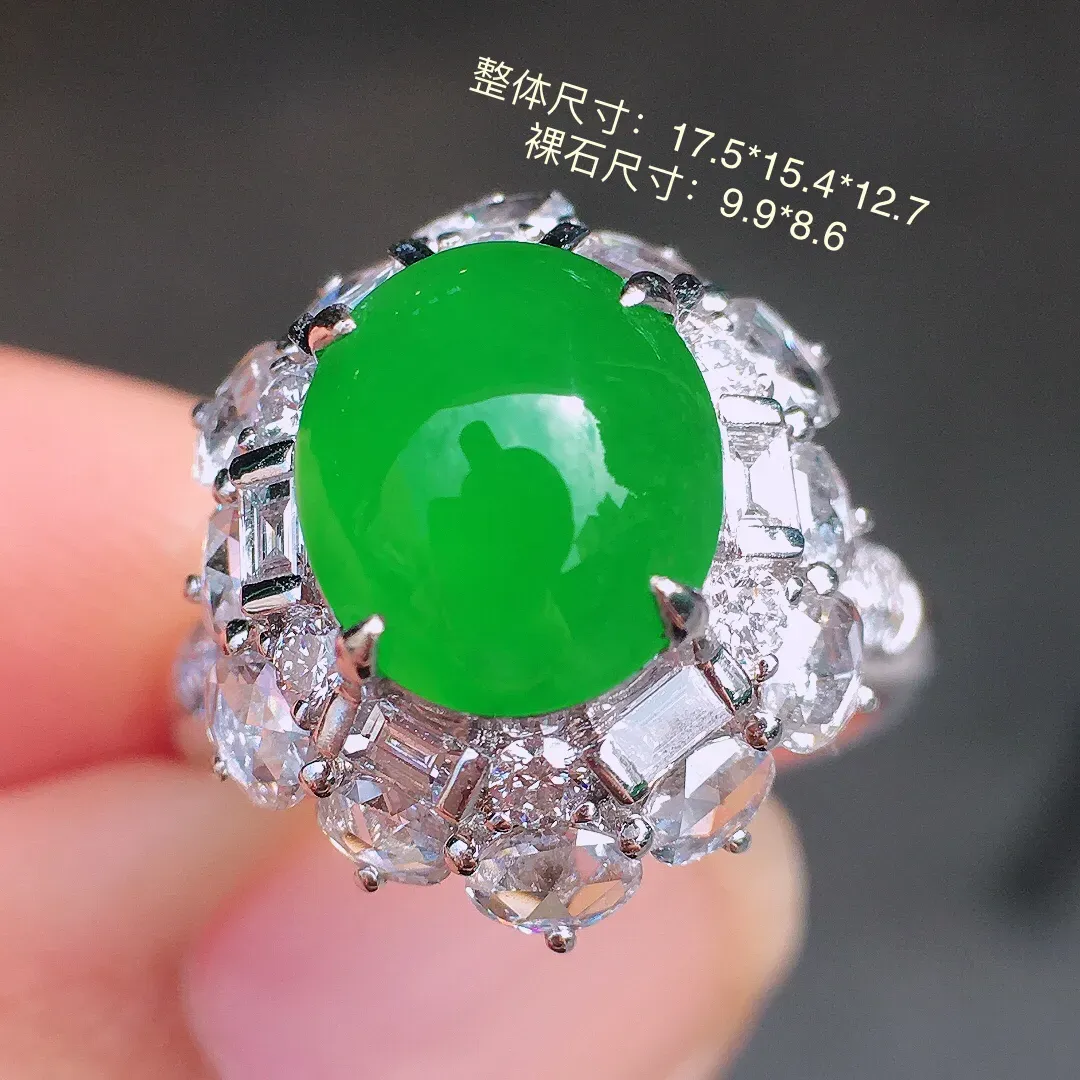 阳绿蛋面戒指，色泽均匀艳丽，玉质细腻，荧光感超
强，饱满圆润，尽显优雅气质，18k
金豪华镶嵌