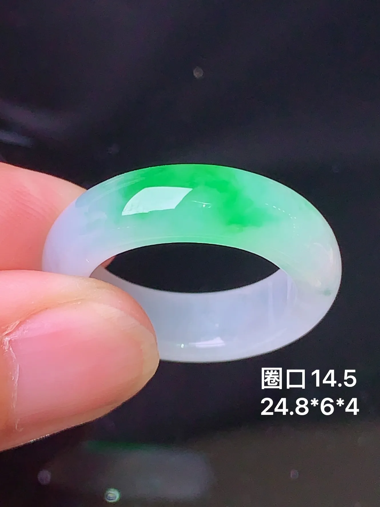 飘绿指环 玉质细腻 水润亮眼 色泽艳丽 整体尺寸24.8*6*4 圈口14.5