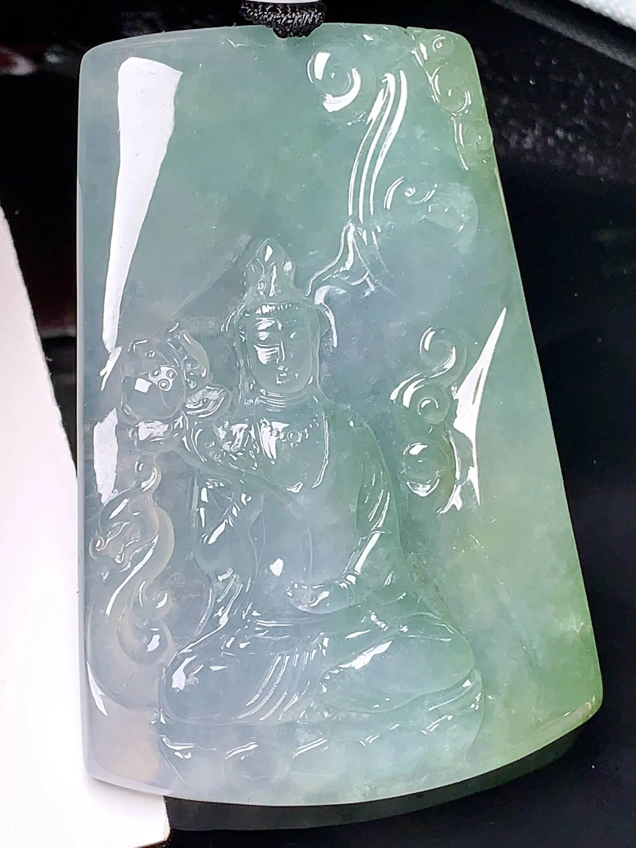 飘绿观音菩萨吊坠 玉质细腻 色泽艳丽清新 整体尺寸63*42.2*6